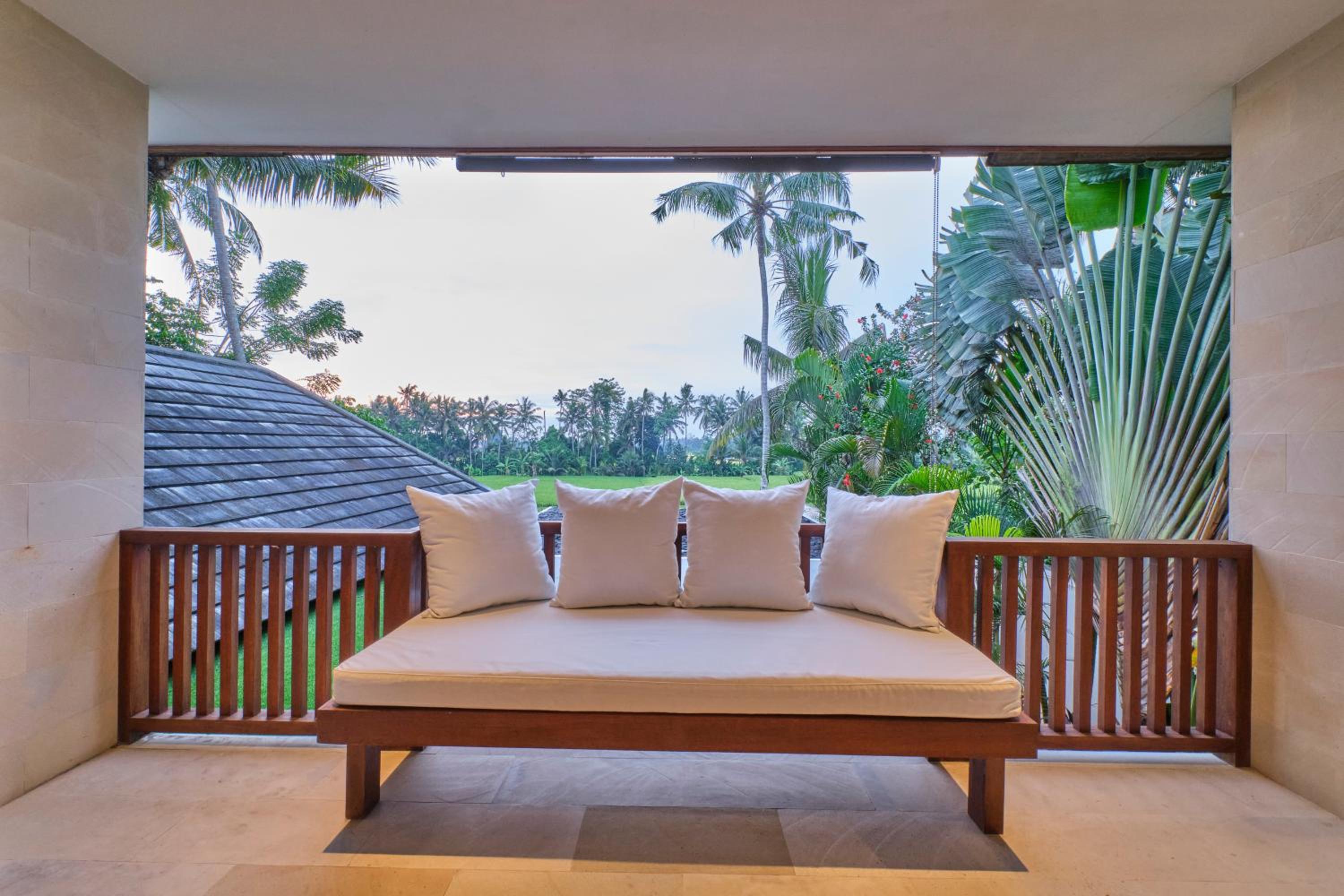 Luxury Villa with Private Pool - Photo 21