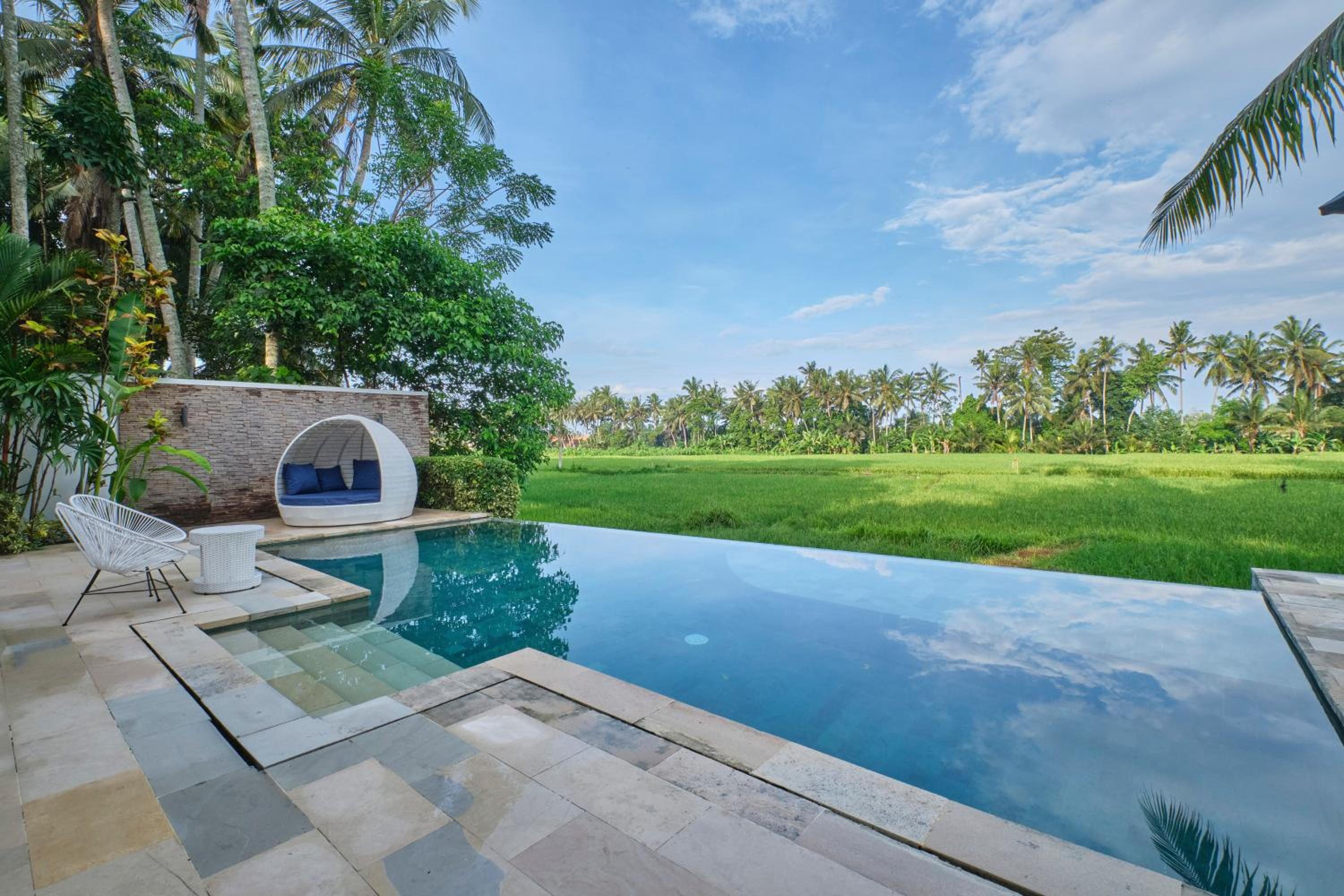 Luxury Villa with Private Pool - Photo 15