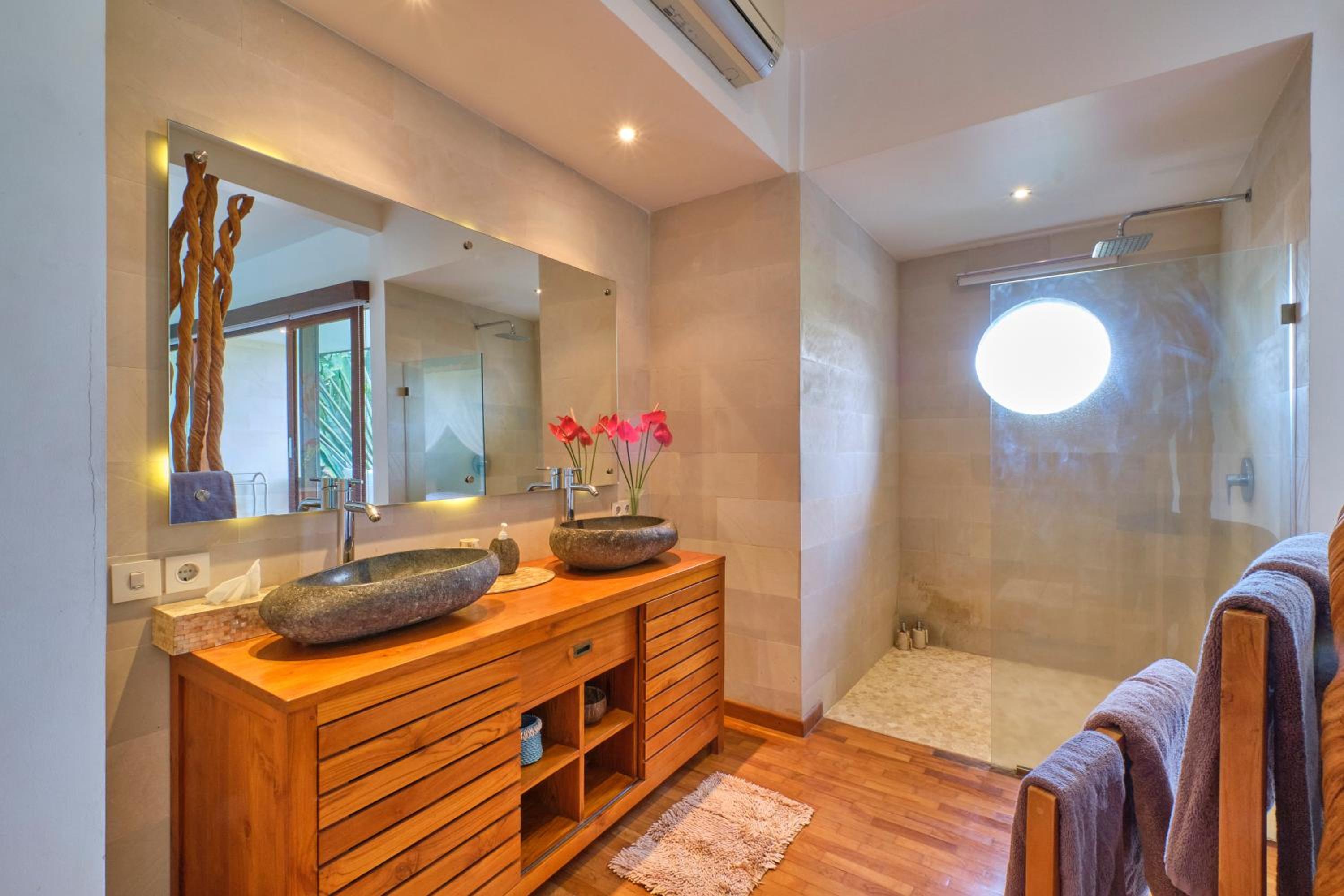 Luxury Villa with Private Pool - Photo 9