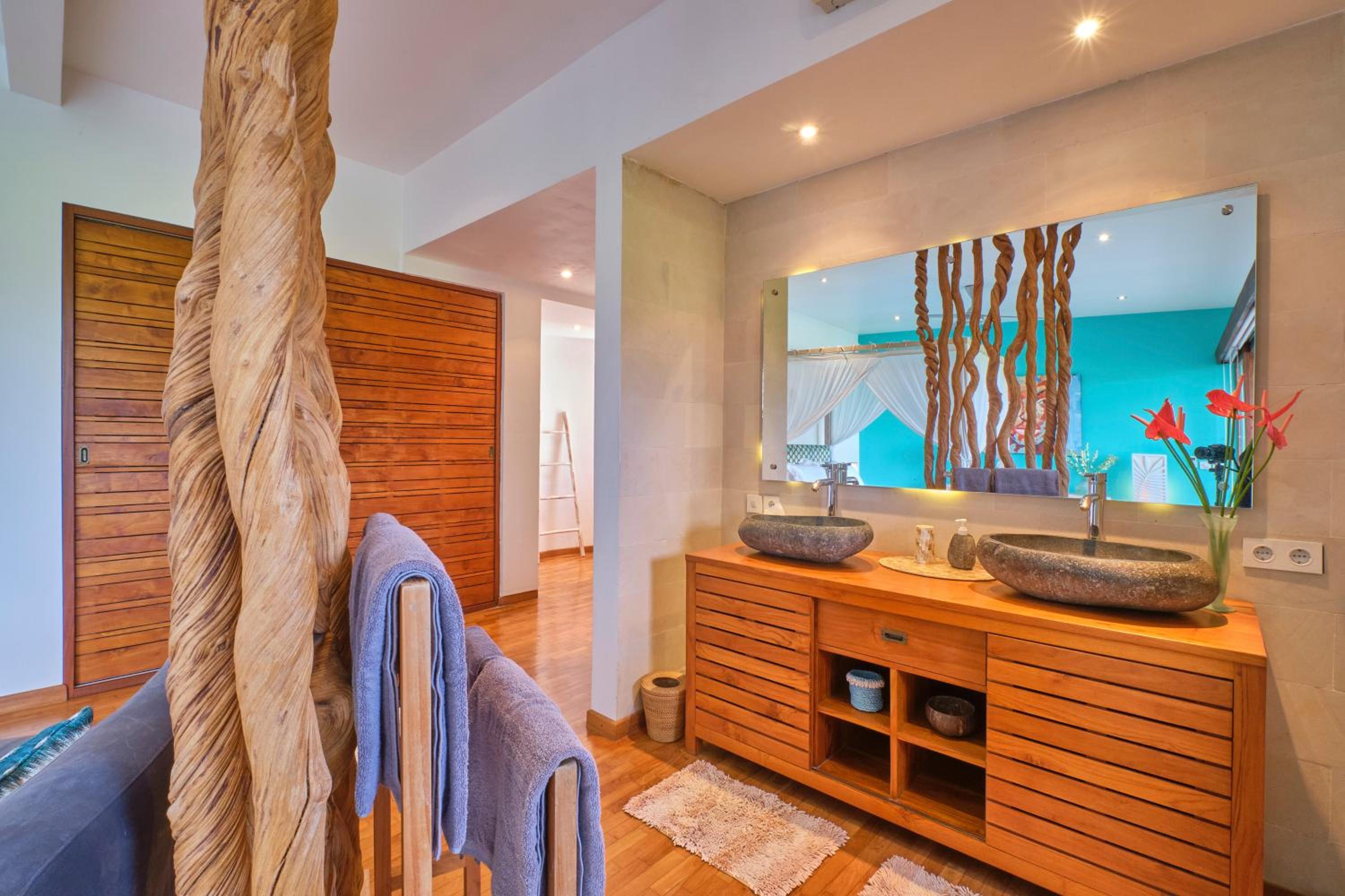 Luxury Villa with Private Pool - Photo 8