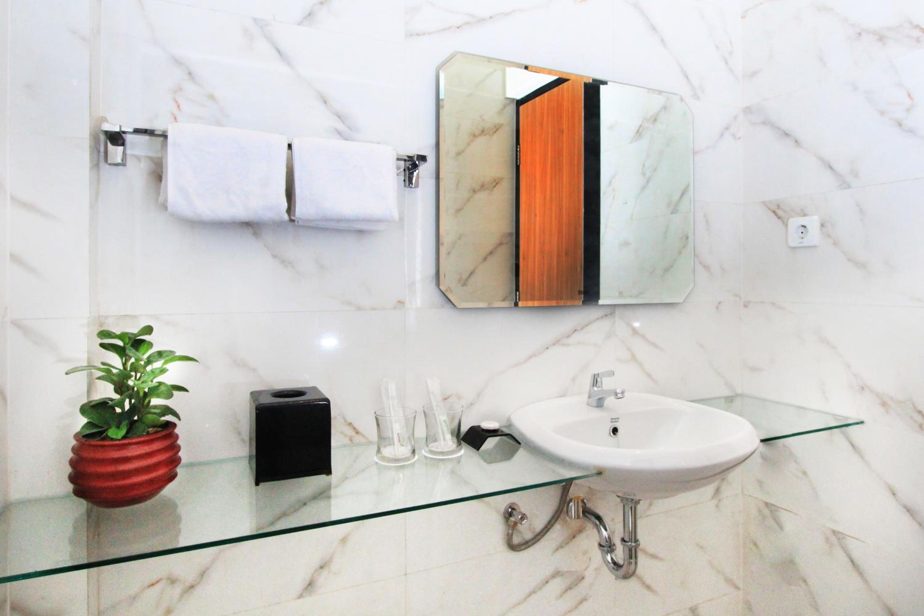Double Room with Private Bathroom - Photo 5