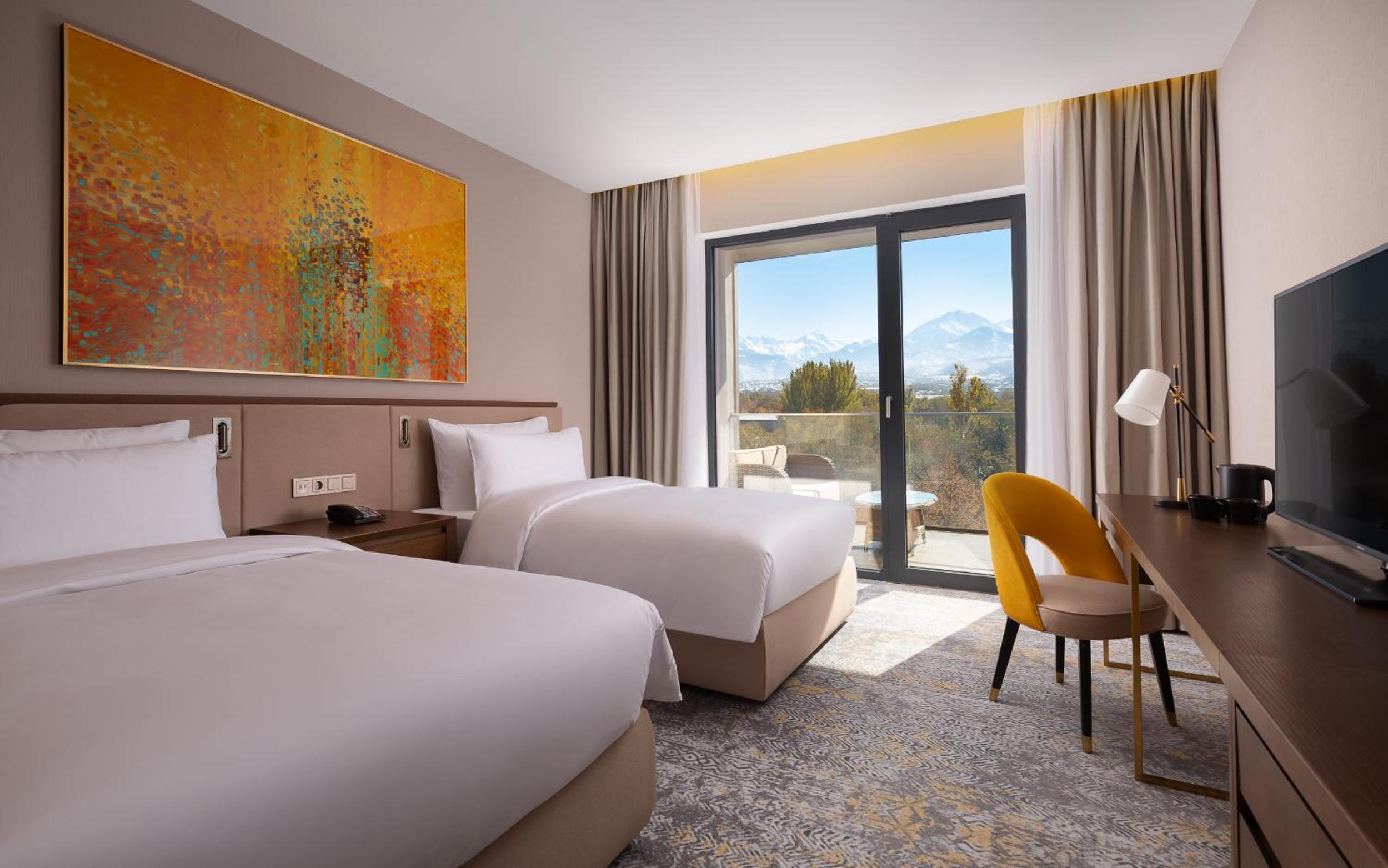 Classic Twin Room with Mountain View - Photo 3