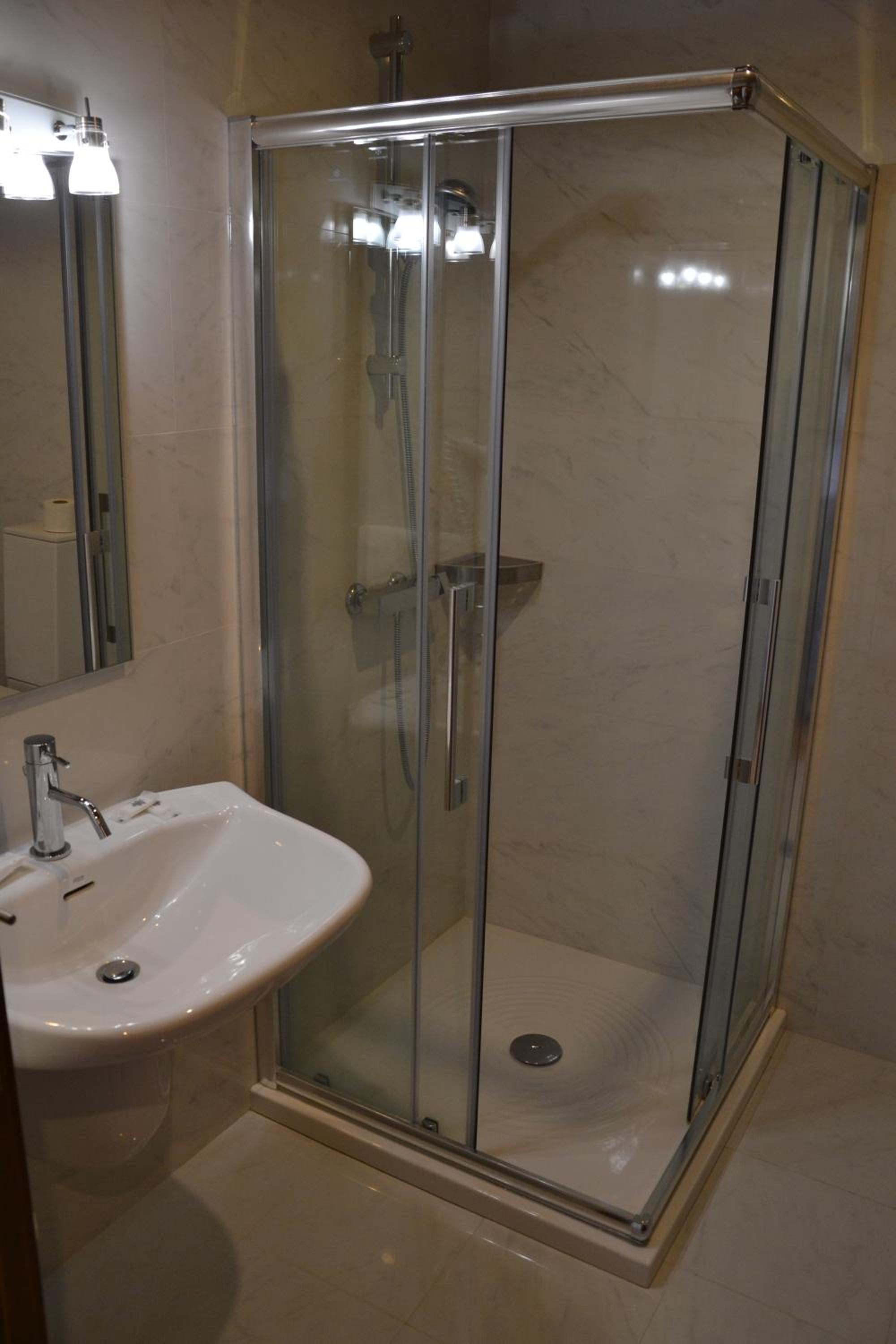 Twin Room - Photo 3