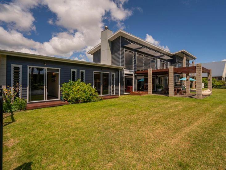 Five-Bedroom House photo 1