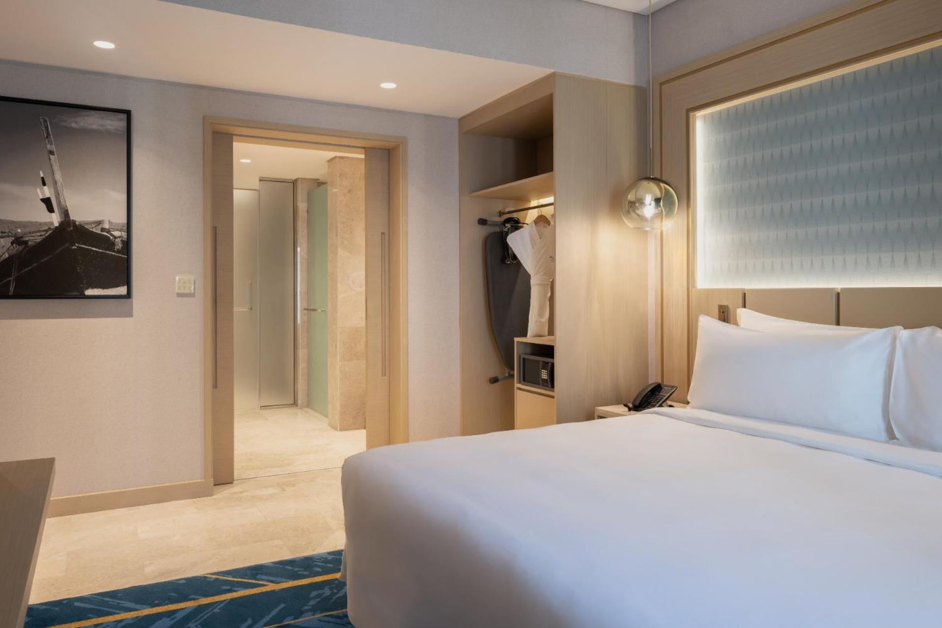 Superior One Bedroom Pool View Suite - Photo 2