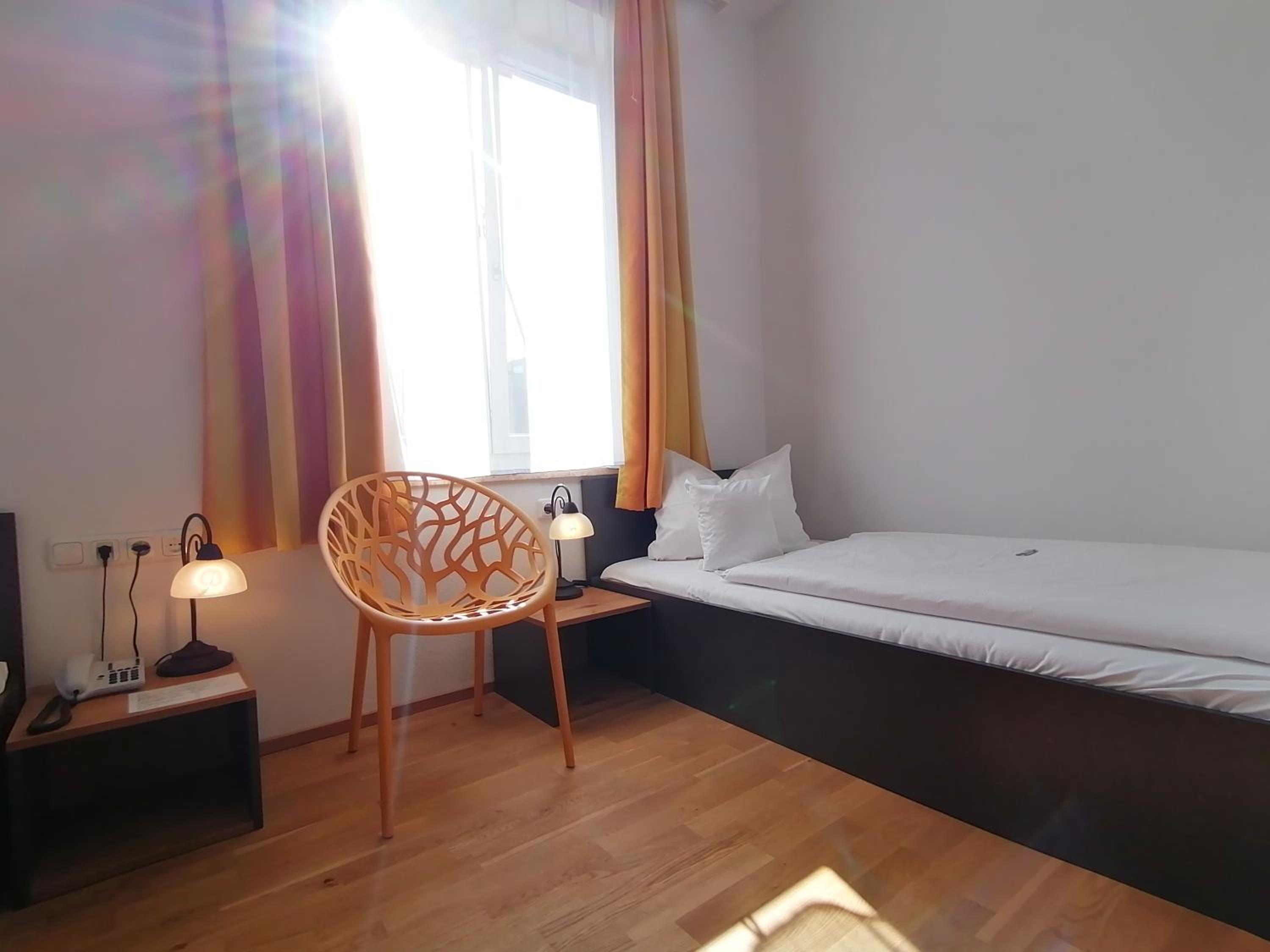 Twin Room - Photo 5