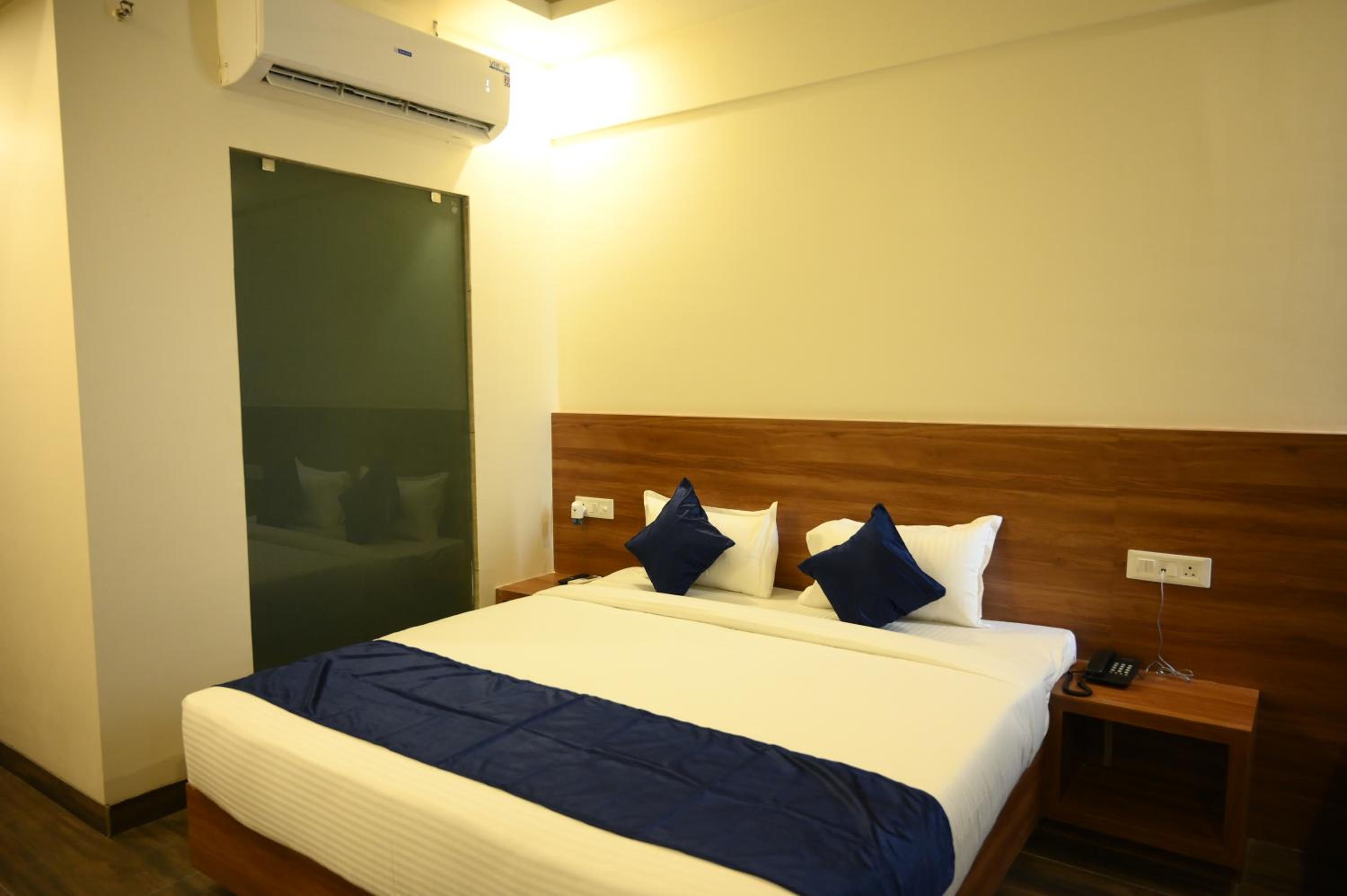 Standard Double or Twin Room - Photo 5