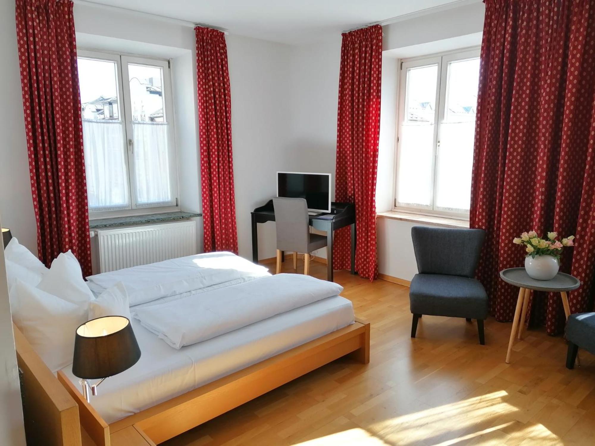 Large Double Room - Photo 6