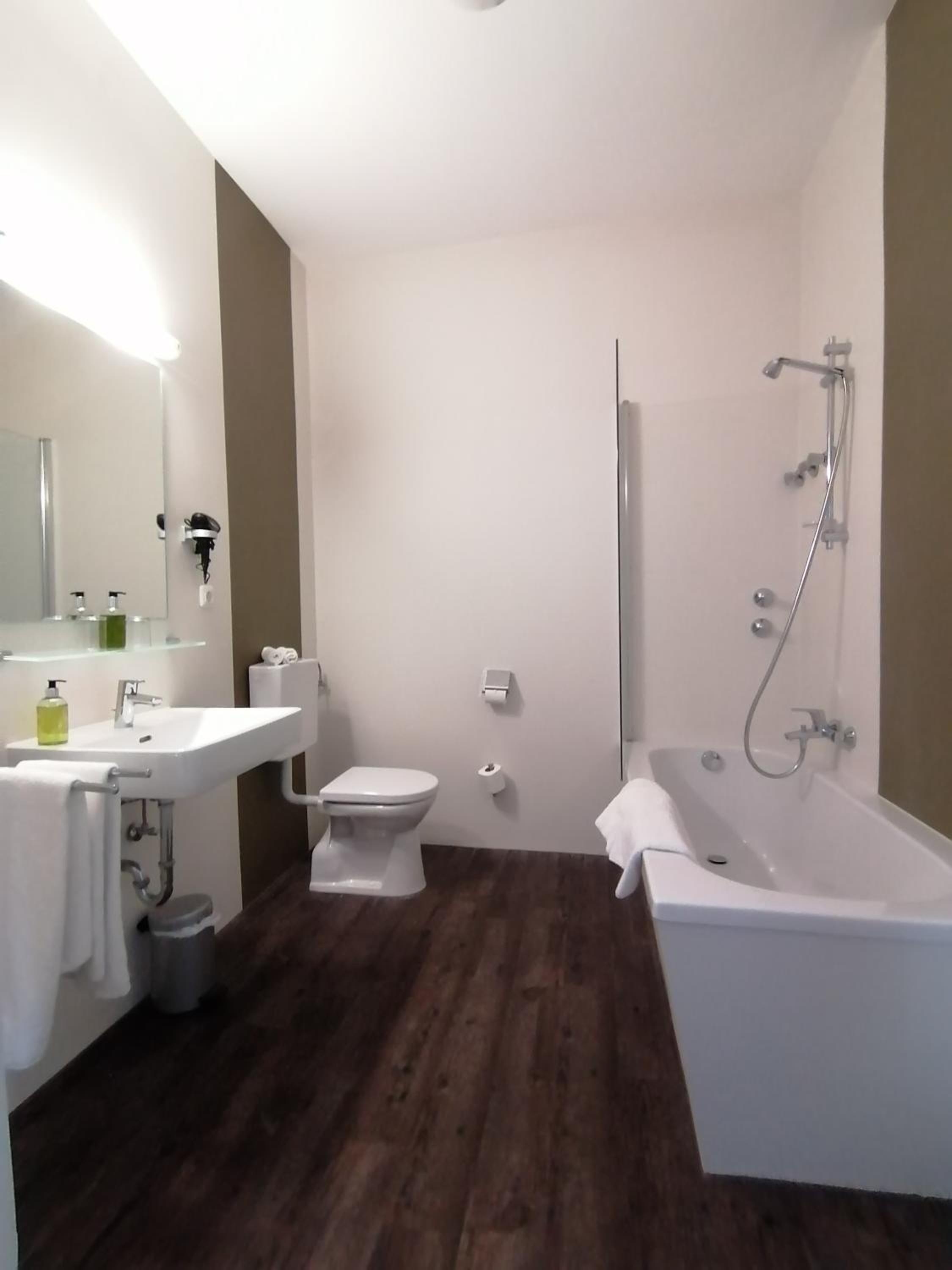 Large Double Room - Photo 4