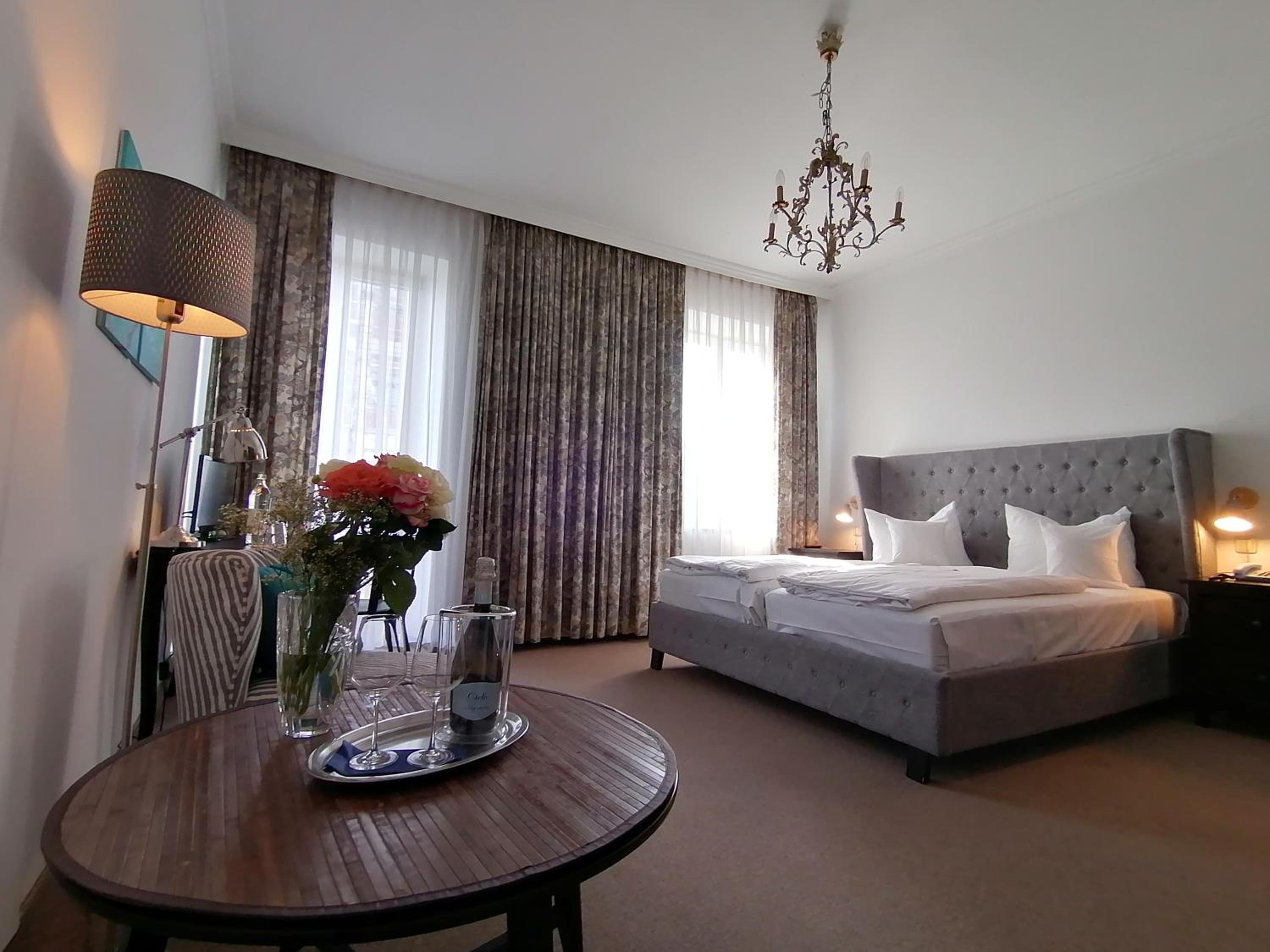 Large Double Room - Photo 1