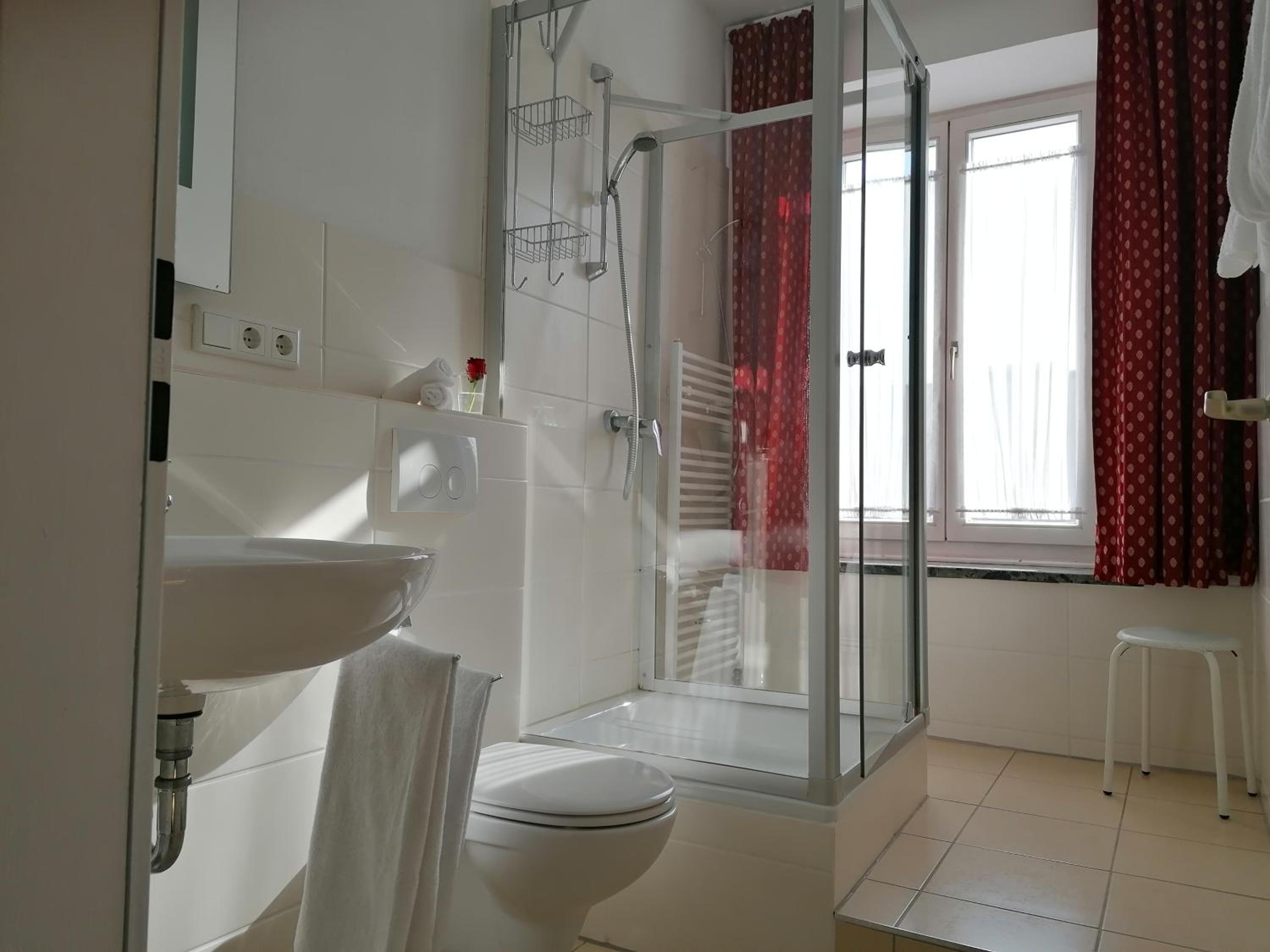 Large Double Room - Photo 5