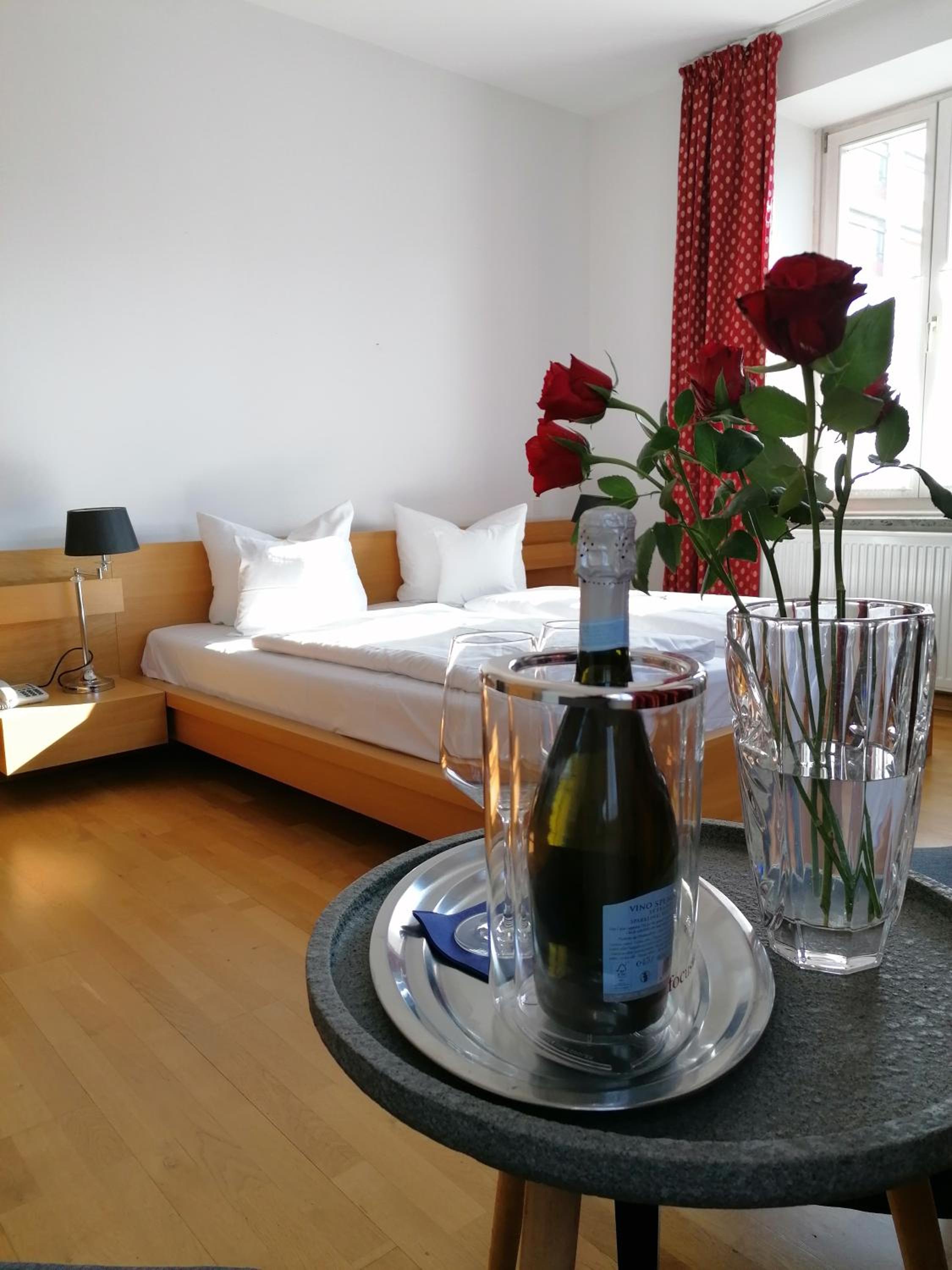 Large Double Room - Photo 3