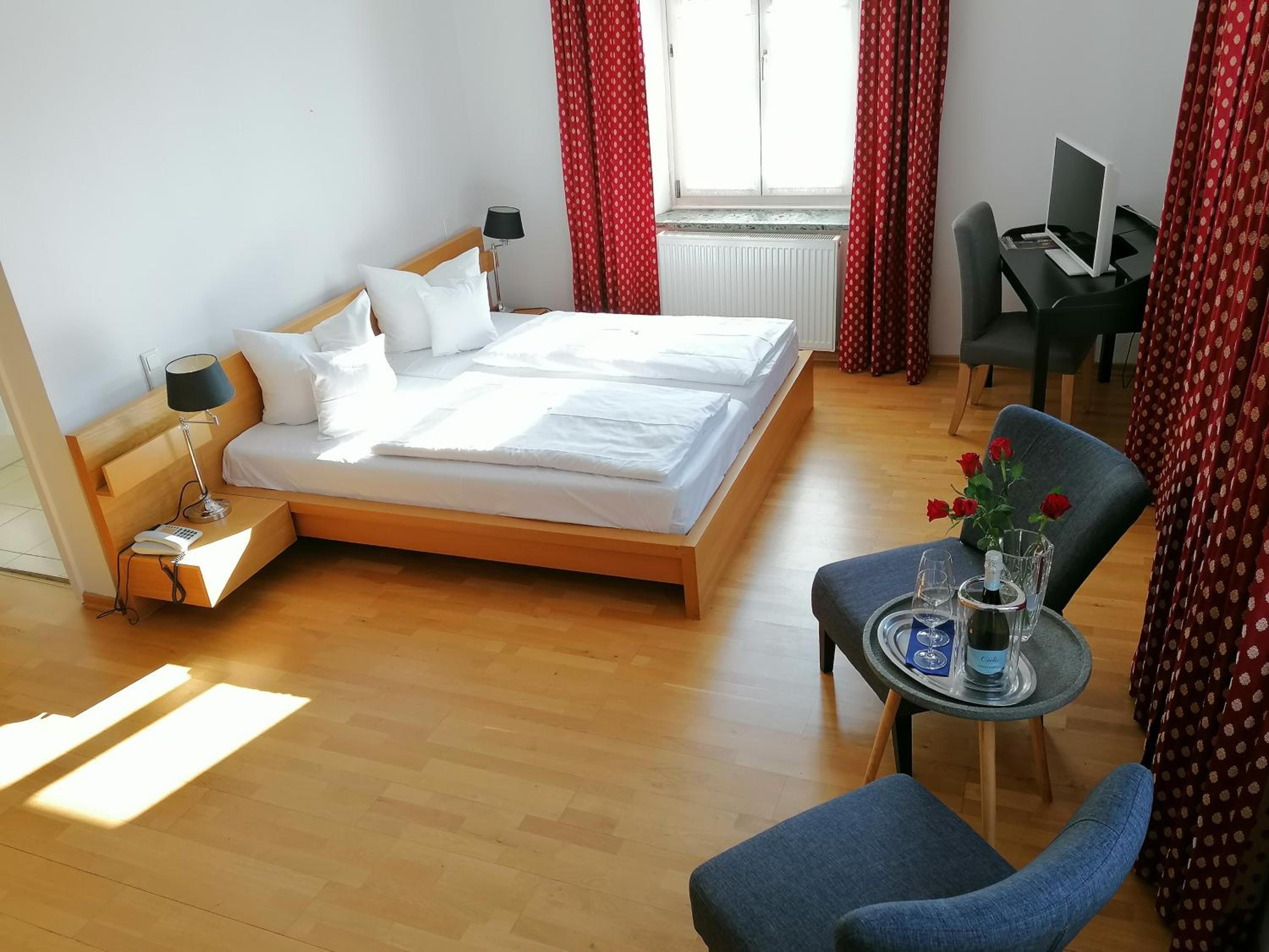 Large Double Room - Photo 2