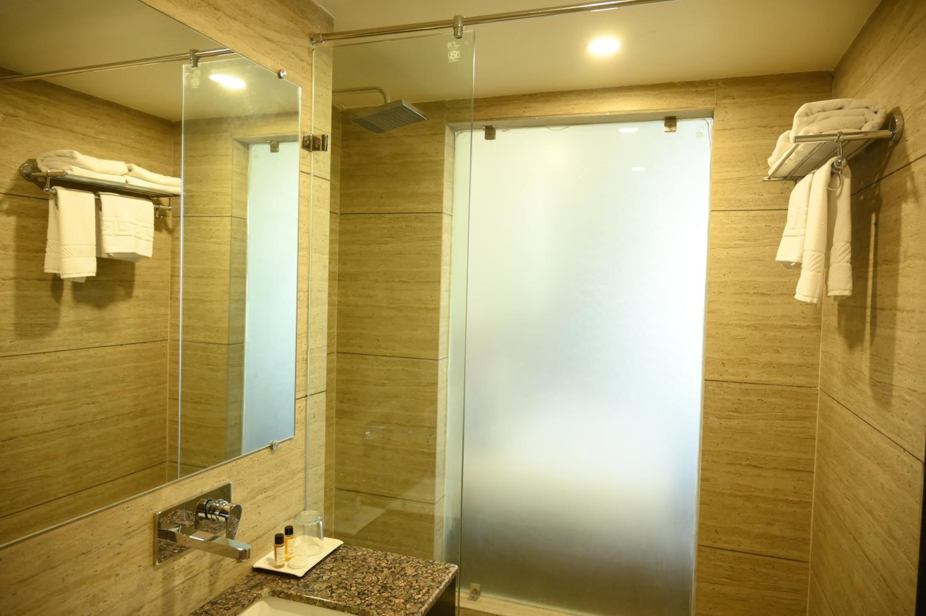 Suite - Photo 4