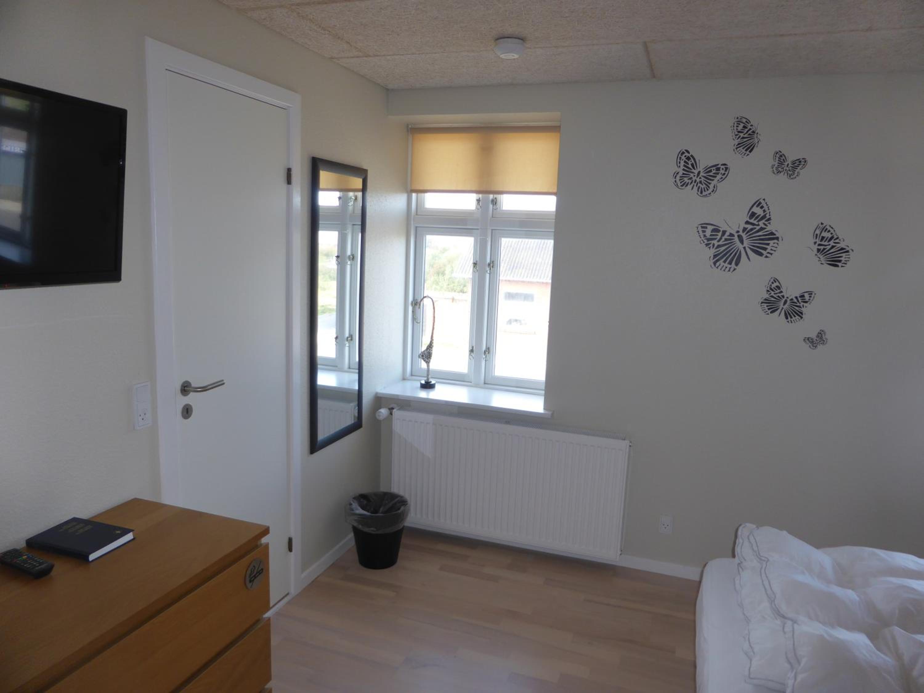 Double or Twin Room thumbnail 6
