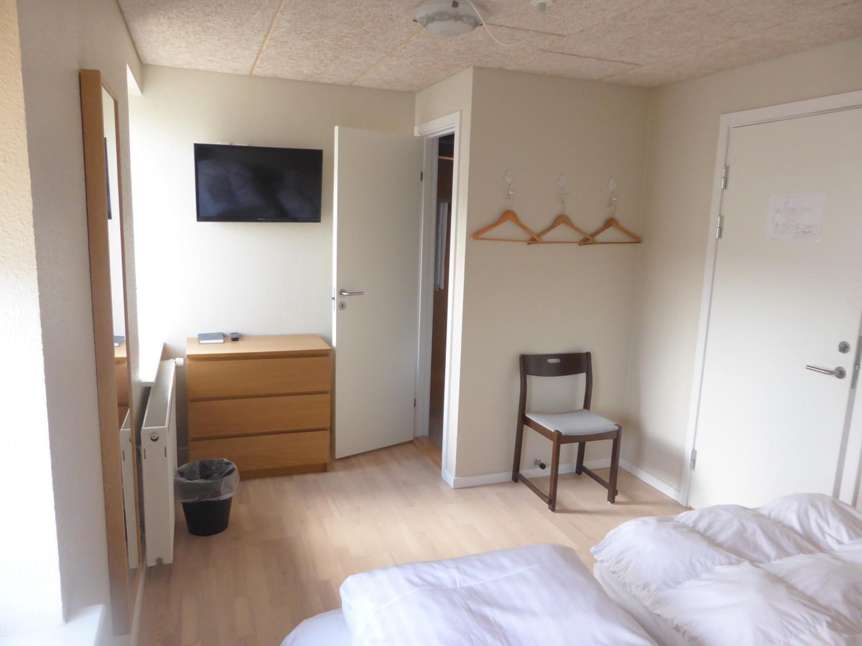 Double or Twin Room thumbnail 6