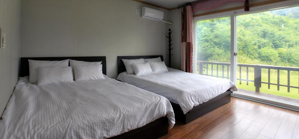 Standard Twin Room with Mountain View photo 3