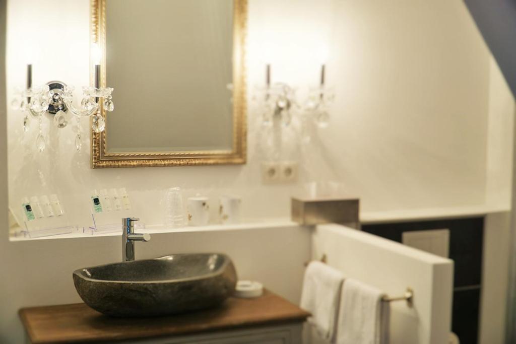 King Room with Two King Beds - Photo 5