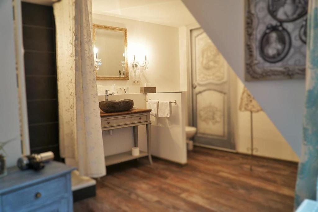 King Room with Two King Beds - Photo 3