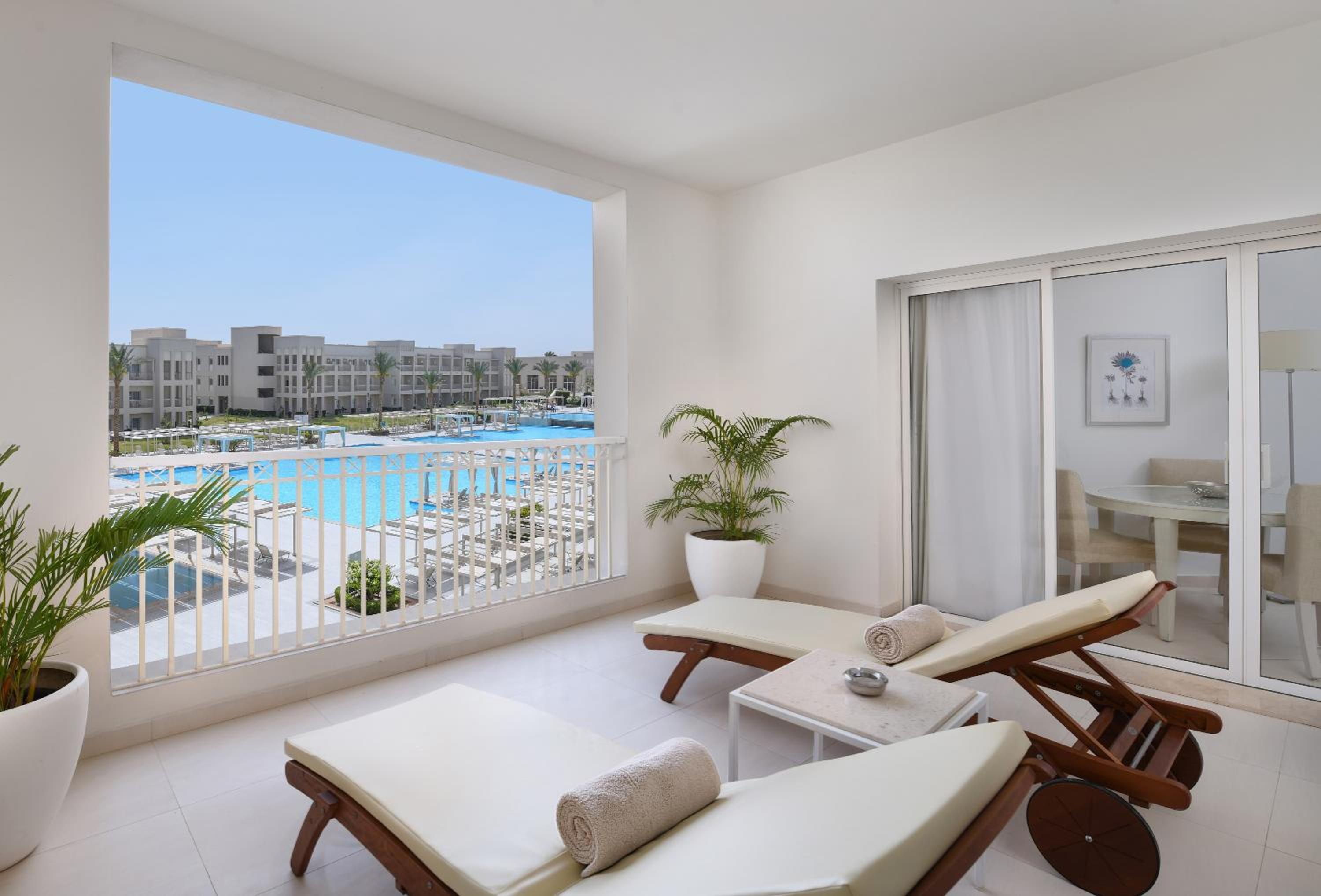 Suite Queen with Pool View thumbnail 6