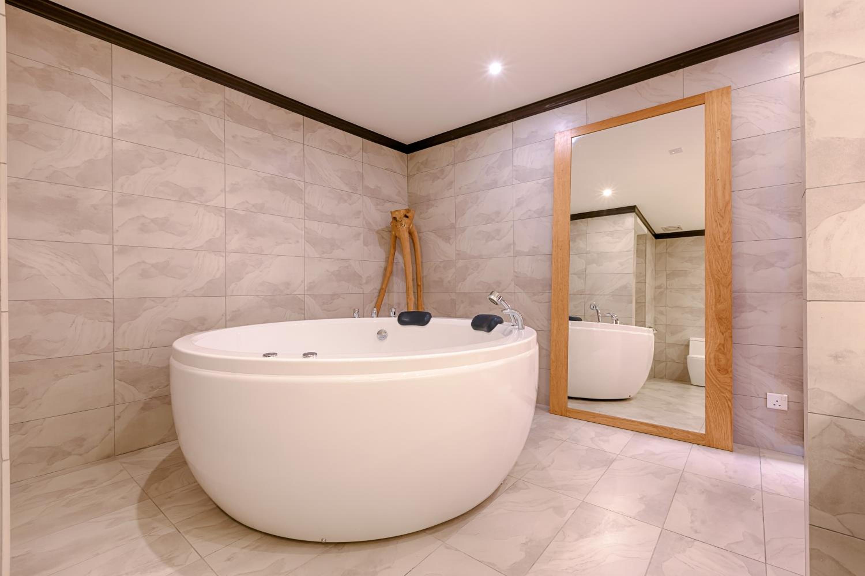 Deluxe King Room - Photo 1