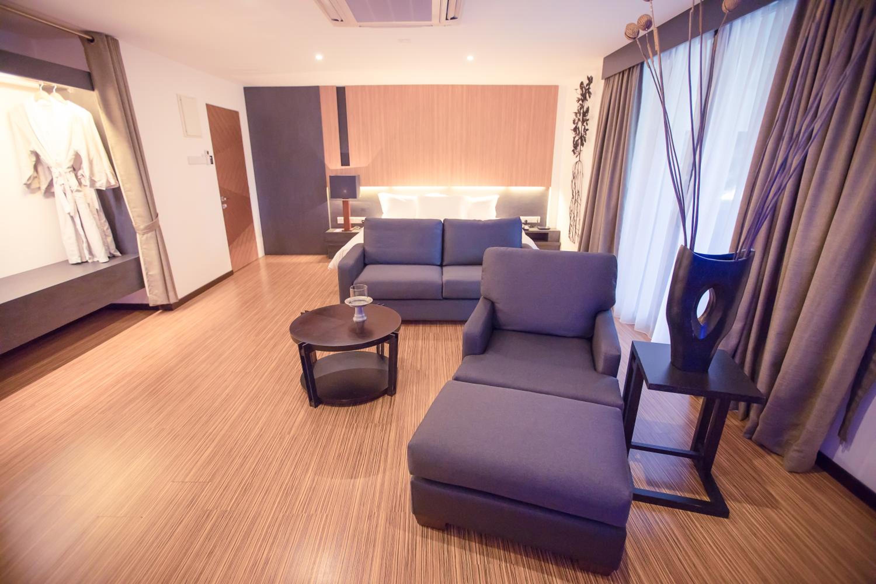 Deluxe King Room - Photo 5