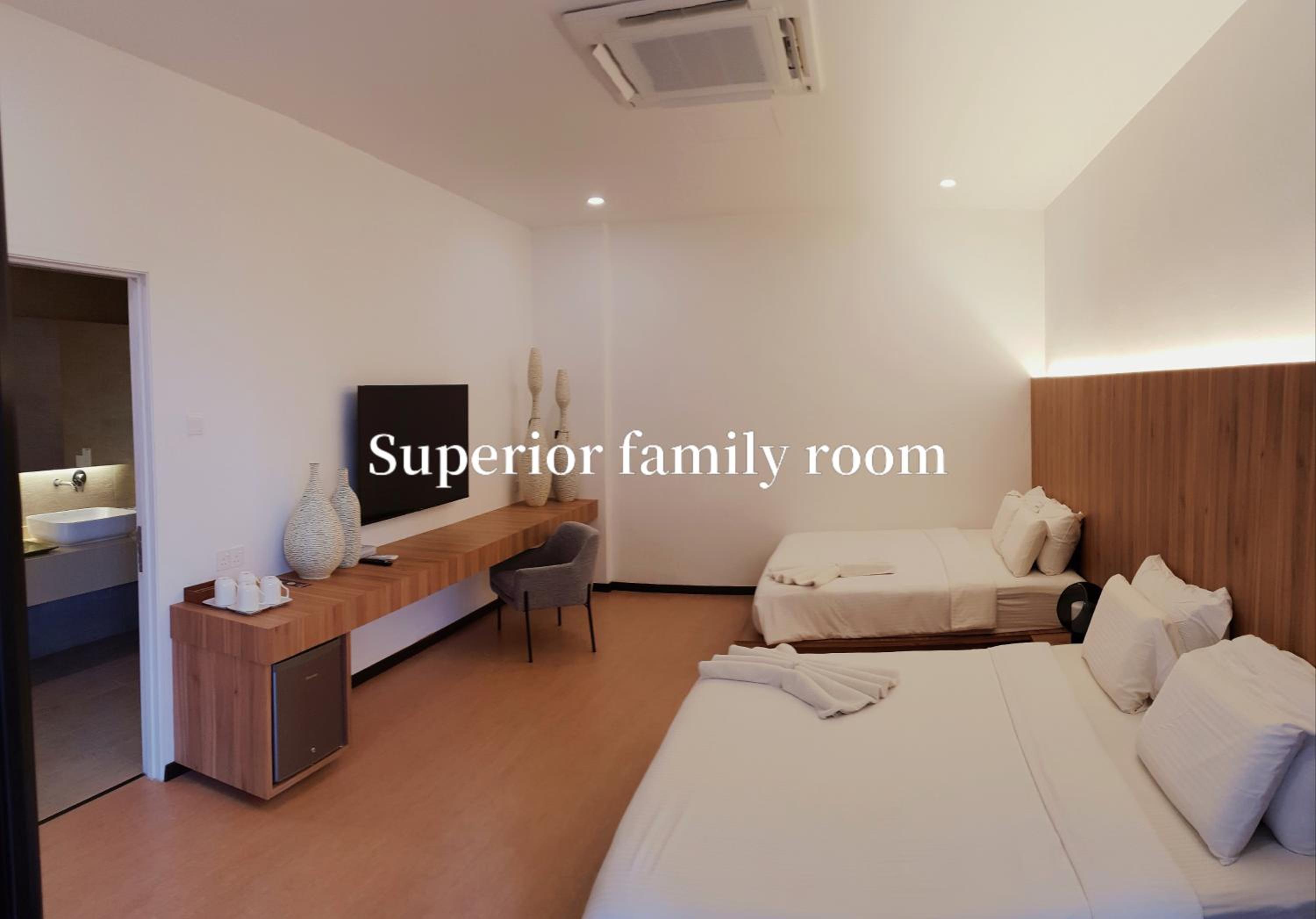 Superior Family Room - Photo 5