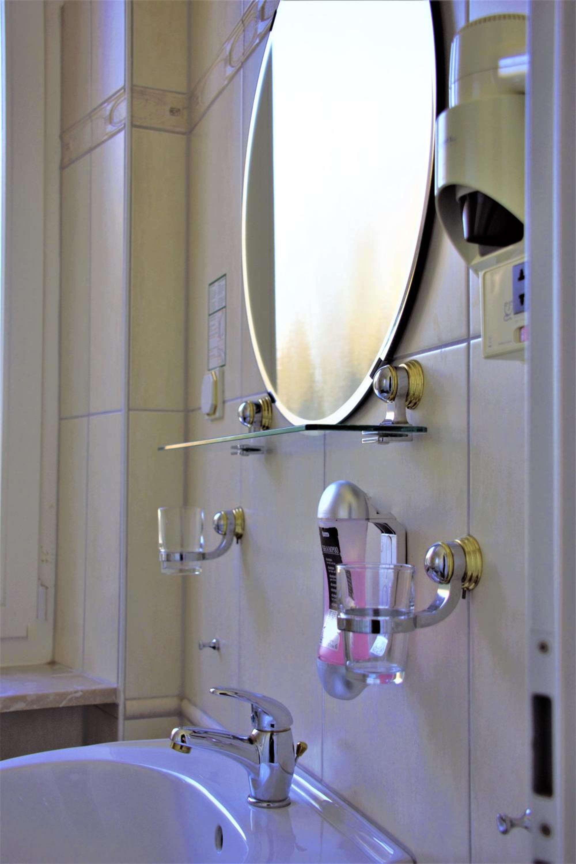 Single Room with Bathroom photo 2