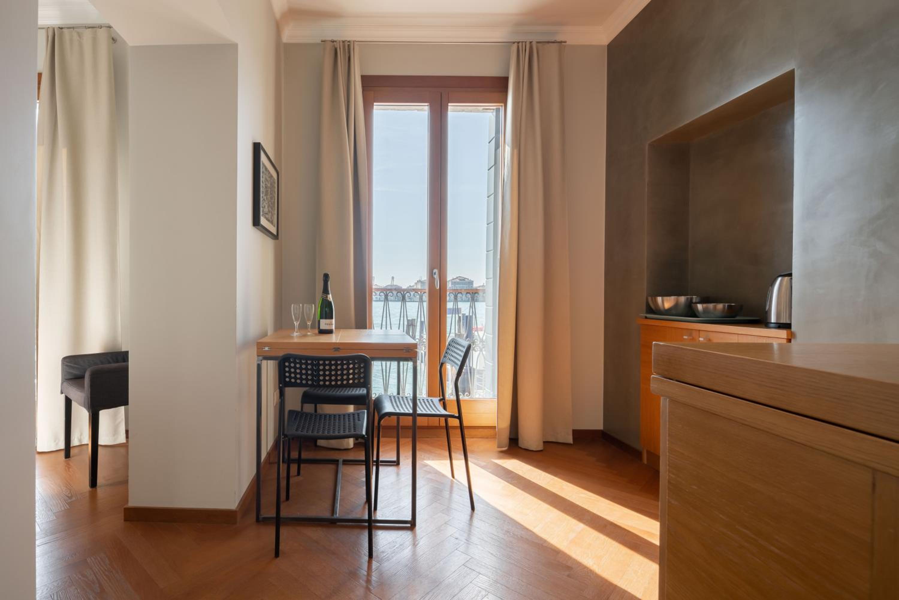 Two-Bedroom Apartment with View photo 2