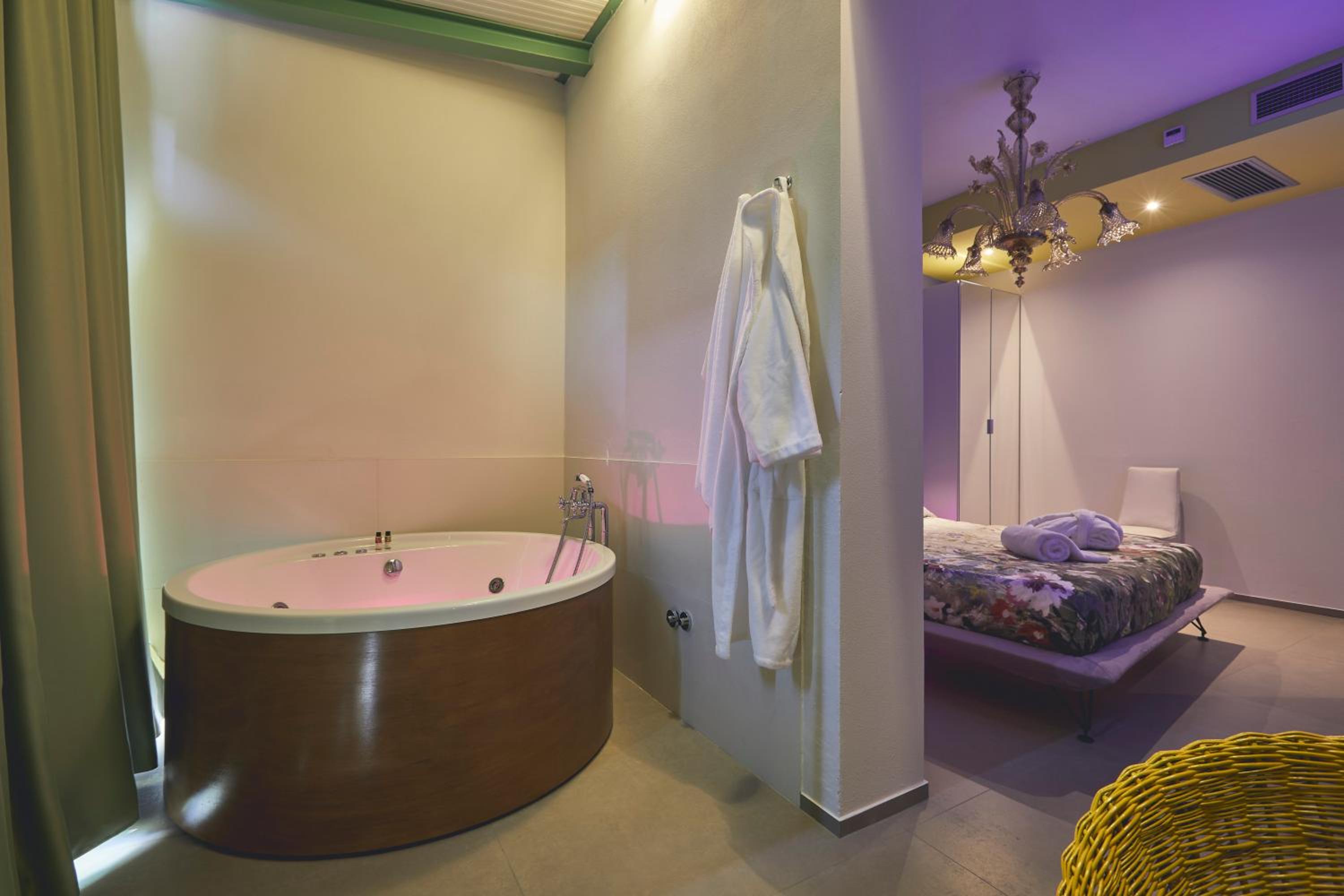 King Room with Spa Bath - Photo 15