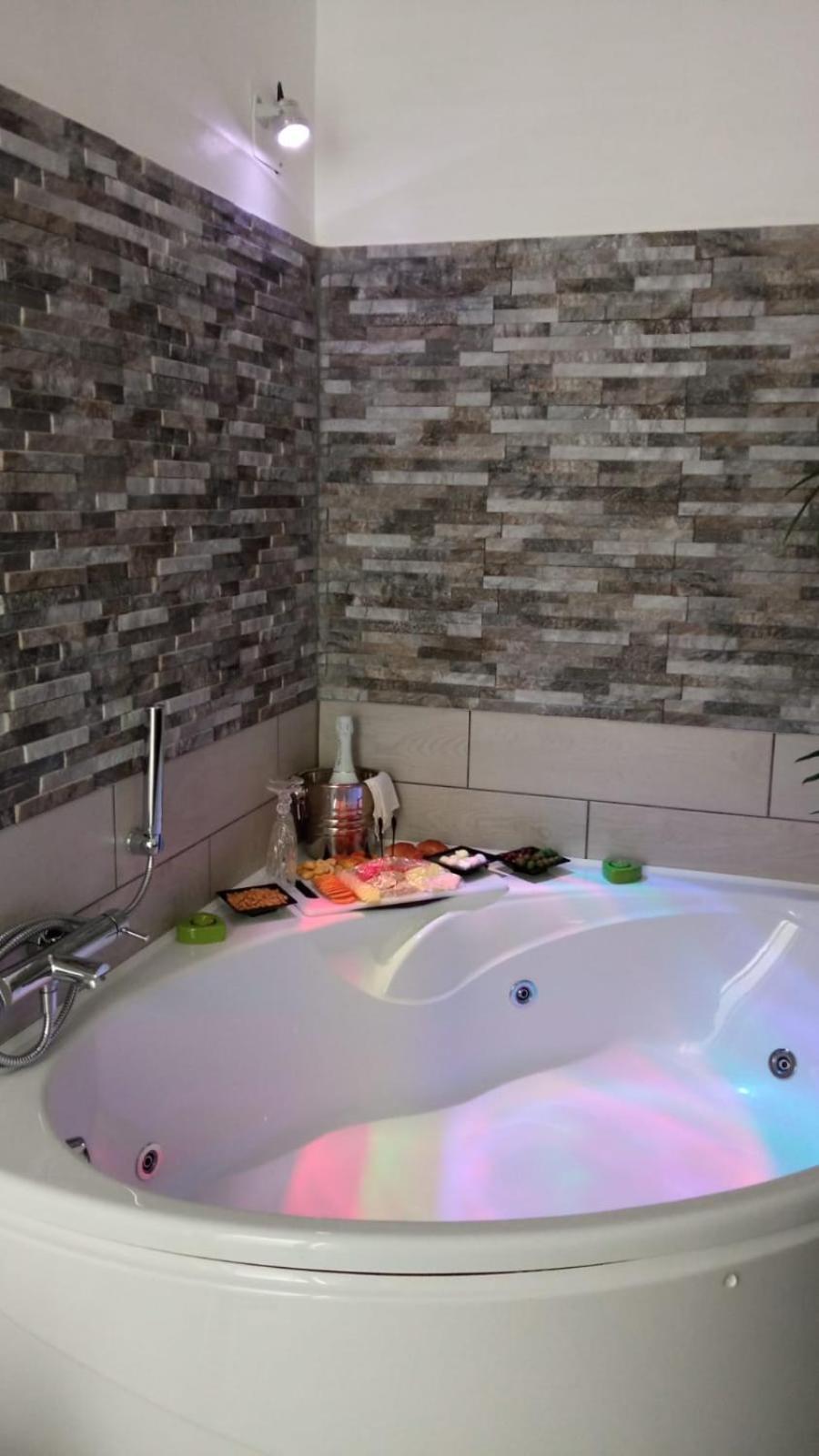 Double Room with Spa Bath - Photo 2