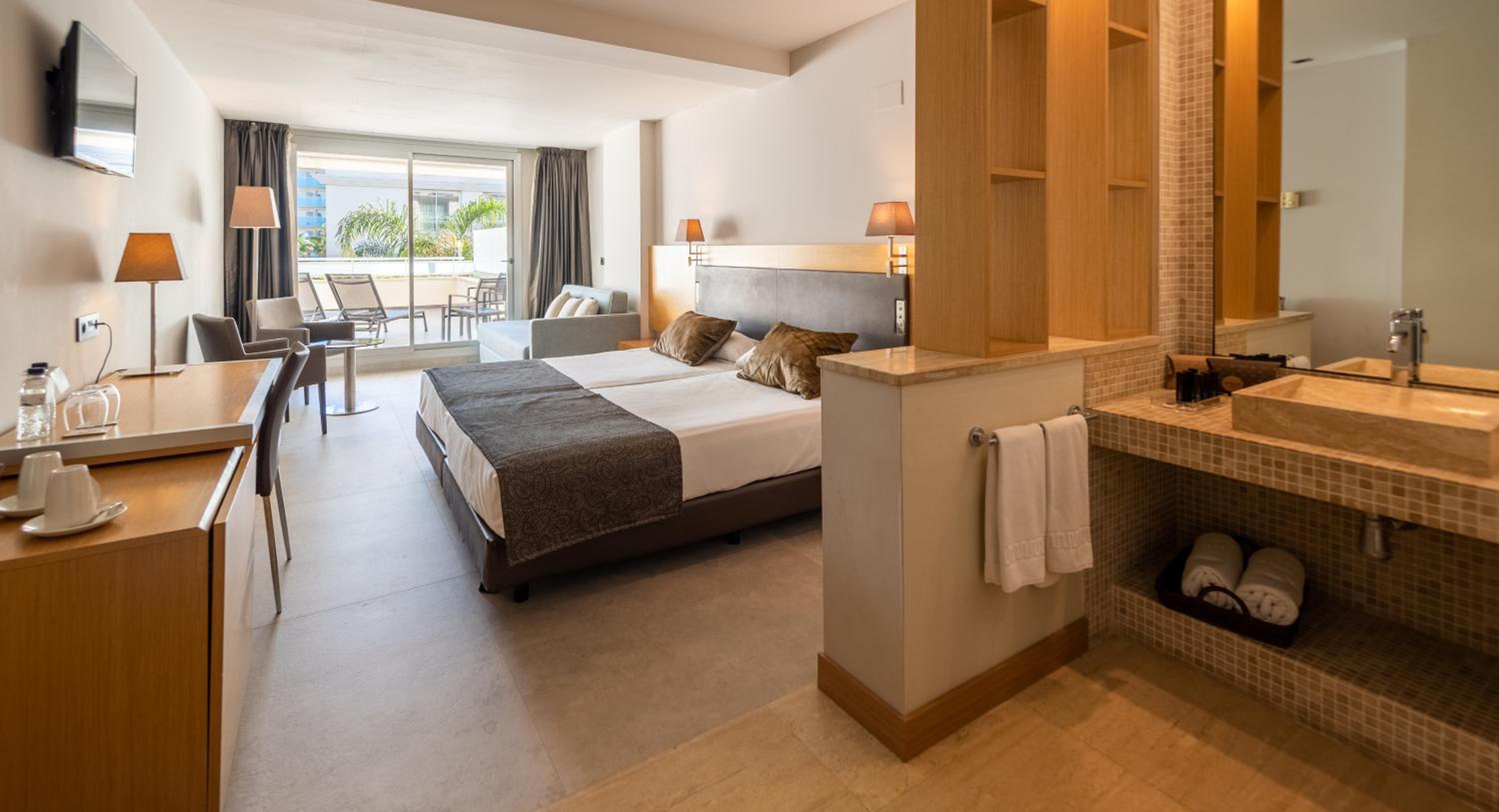 Habitación Familiar con Vista al Jardín (2 Adultos + 1 Niño)