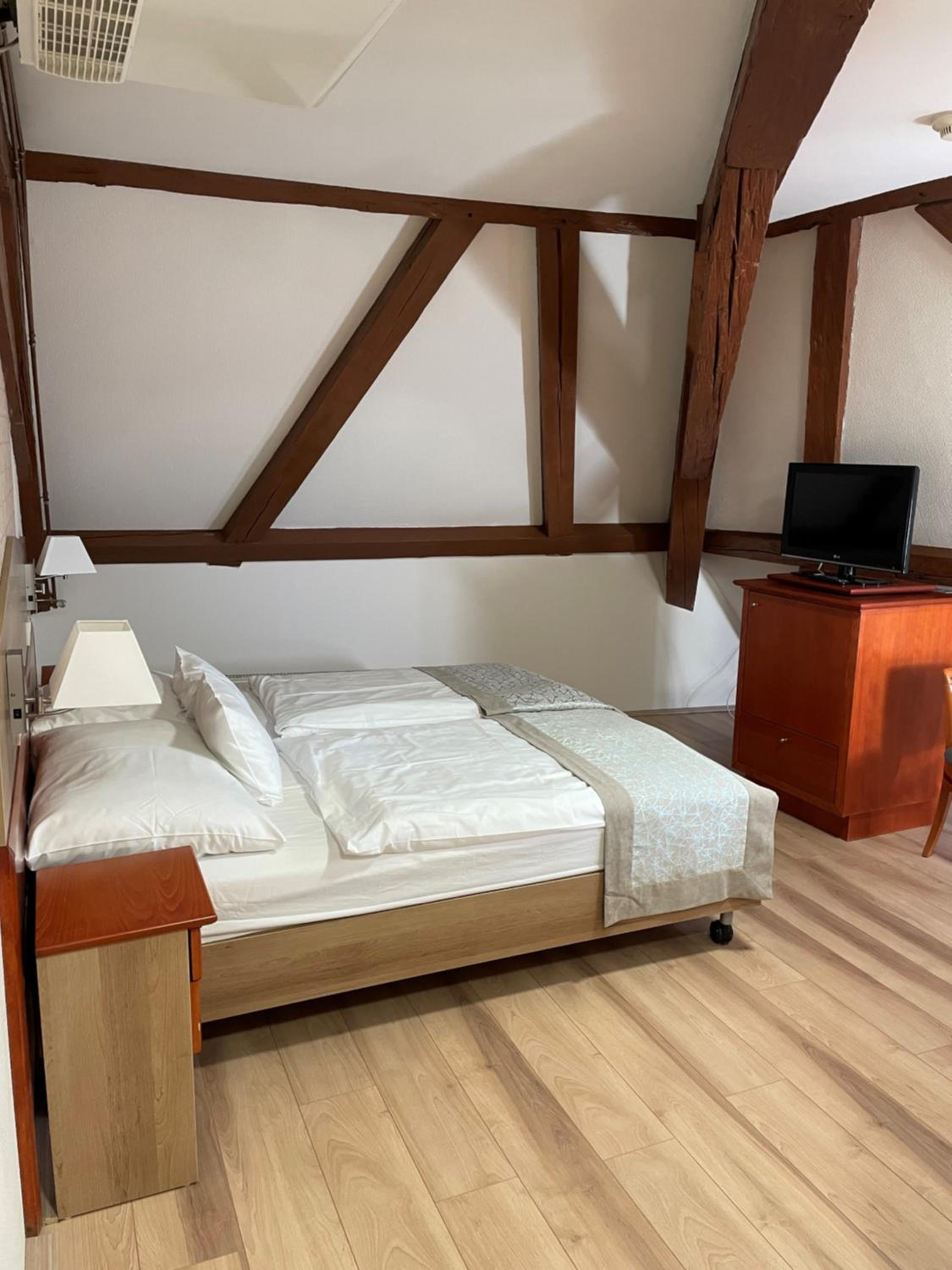 Economy Twin Room - Photo 3