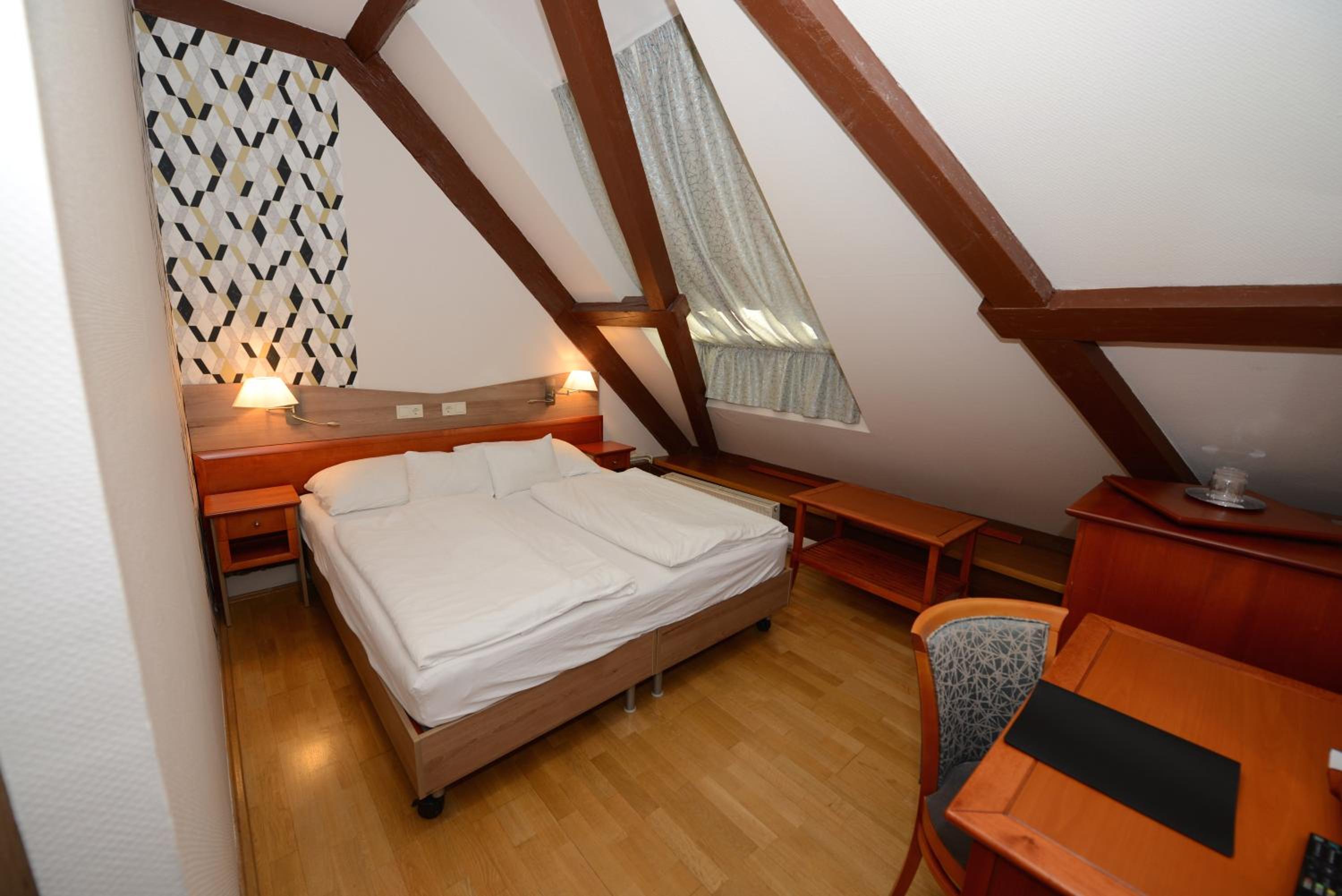 Economy Twin Room - Photo 4