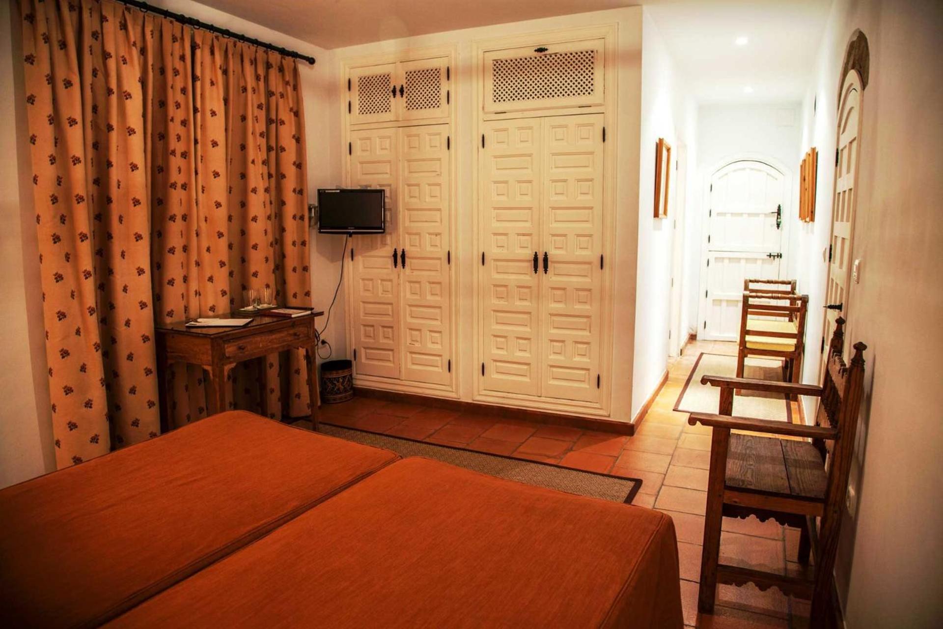 Twin Room - Photo 8
