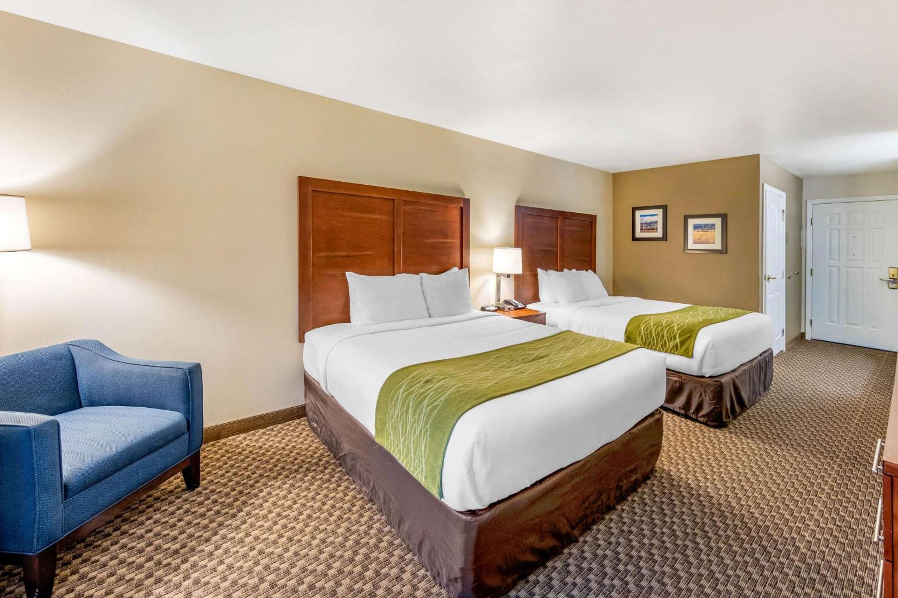 Queen Room with Two Queen Beds - Non-Smoking - Photo 3