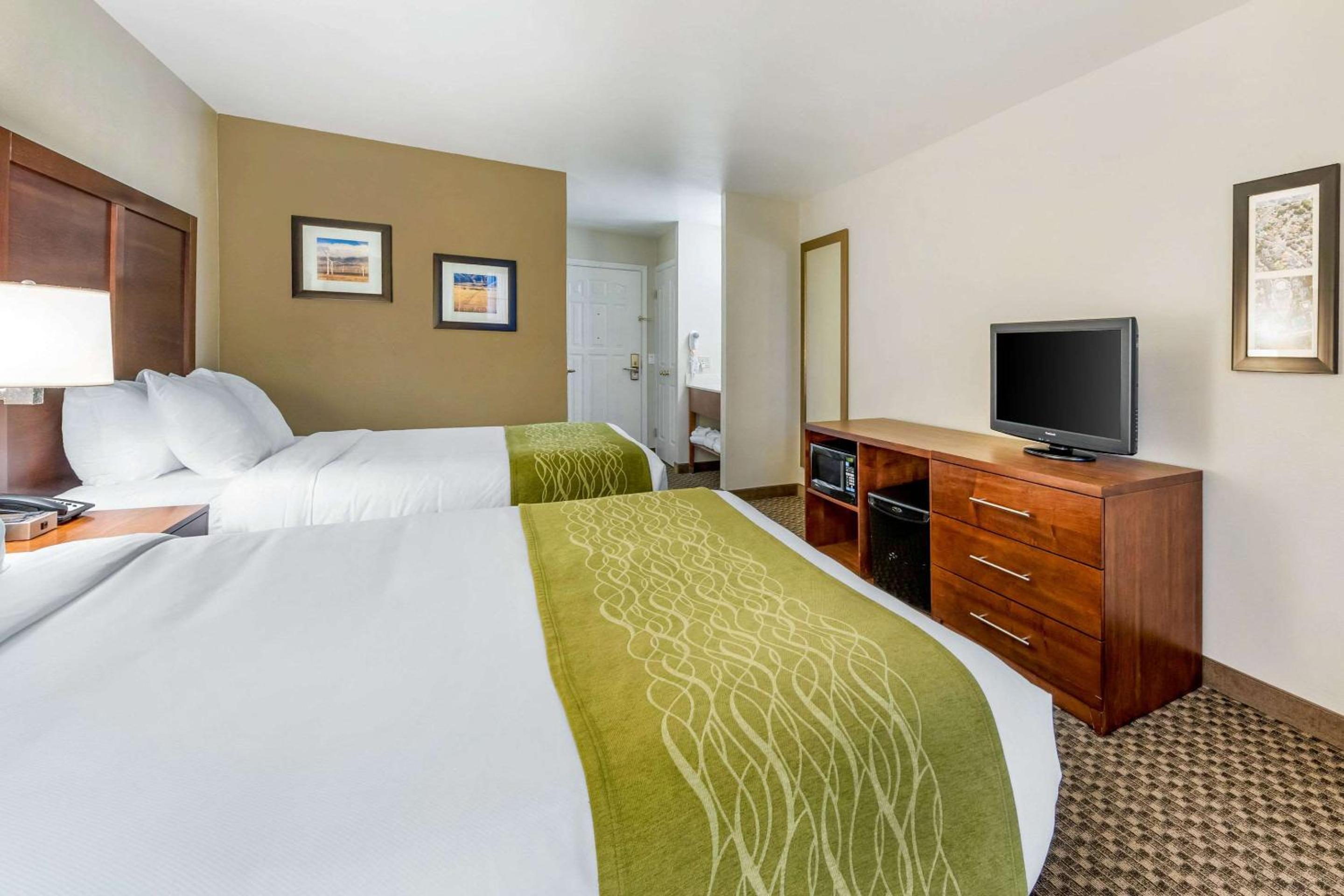 Queen Room with Two Queen Beds - Non-Smoking - Photo 2