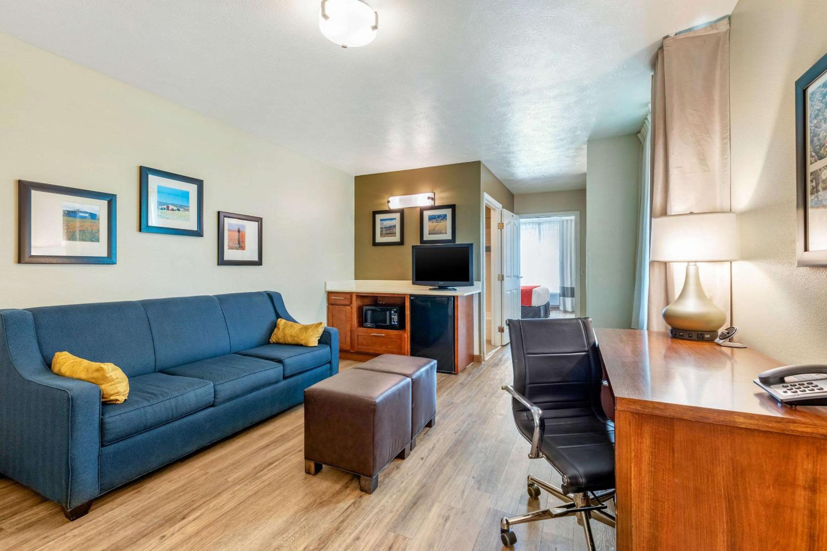 King Suite - Non-Smoking - Photo 2