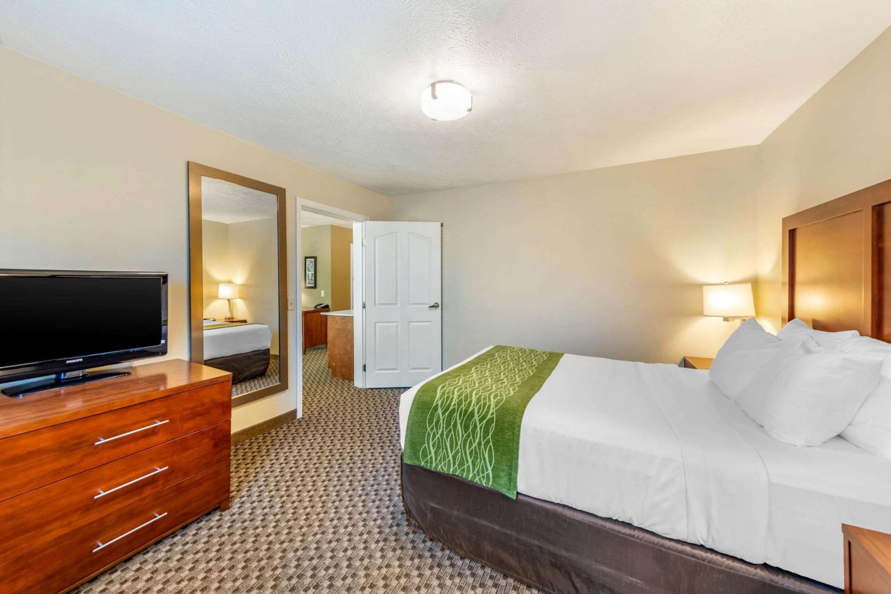 Queen Suite with Spa Bath - Photo 1