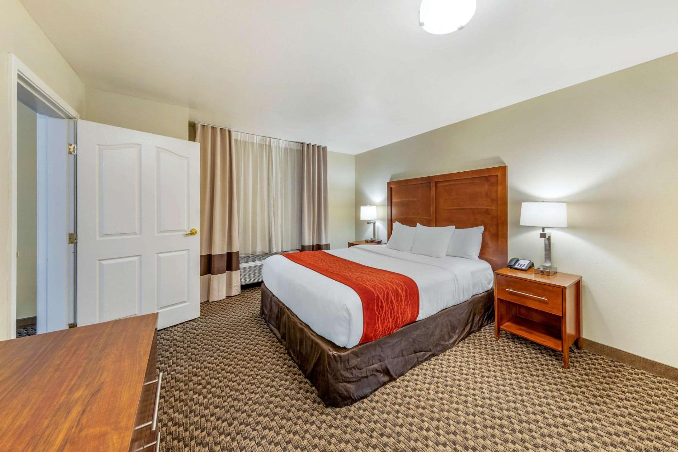 King Suite with Balcony - Non-smoking - Photo 1