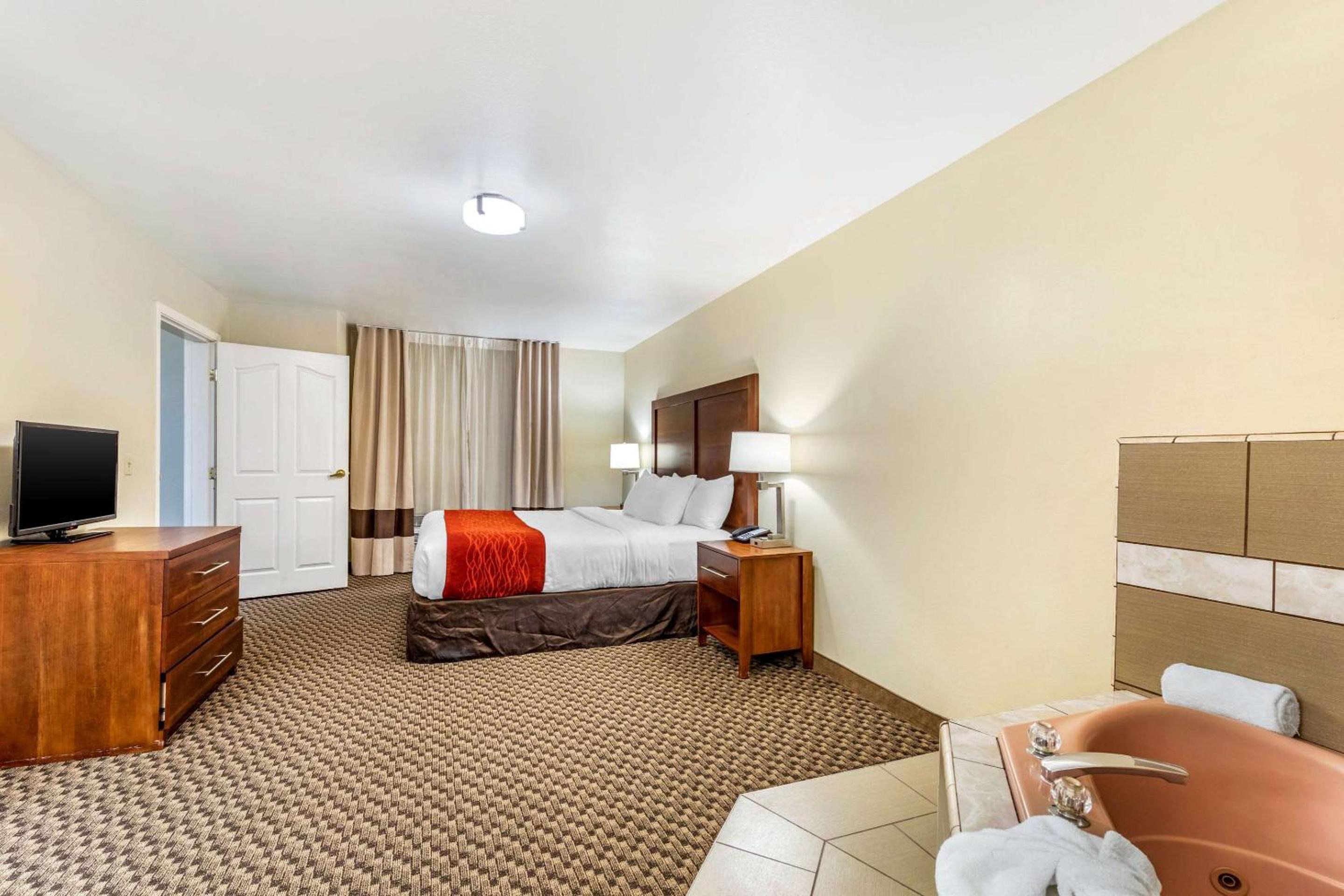 King Suite with Whirlpool - Non-smoking - Photo 1