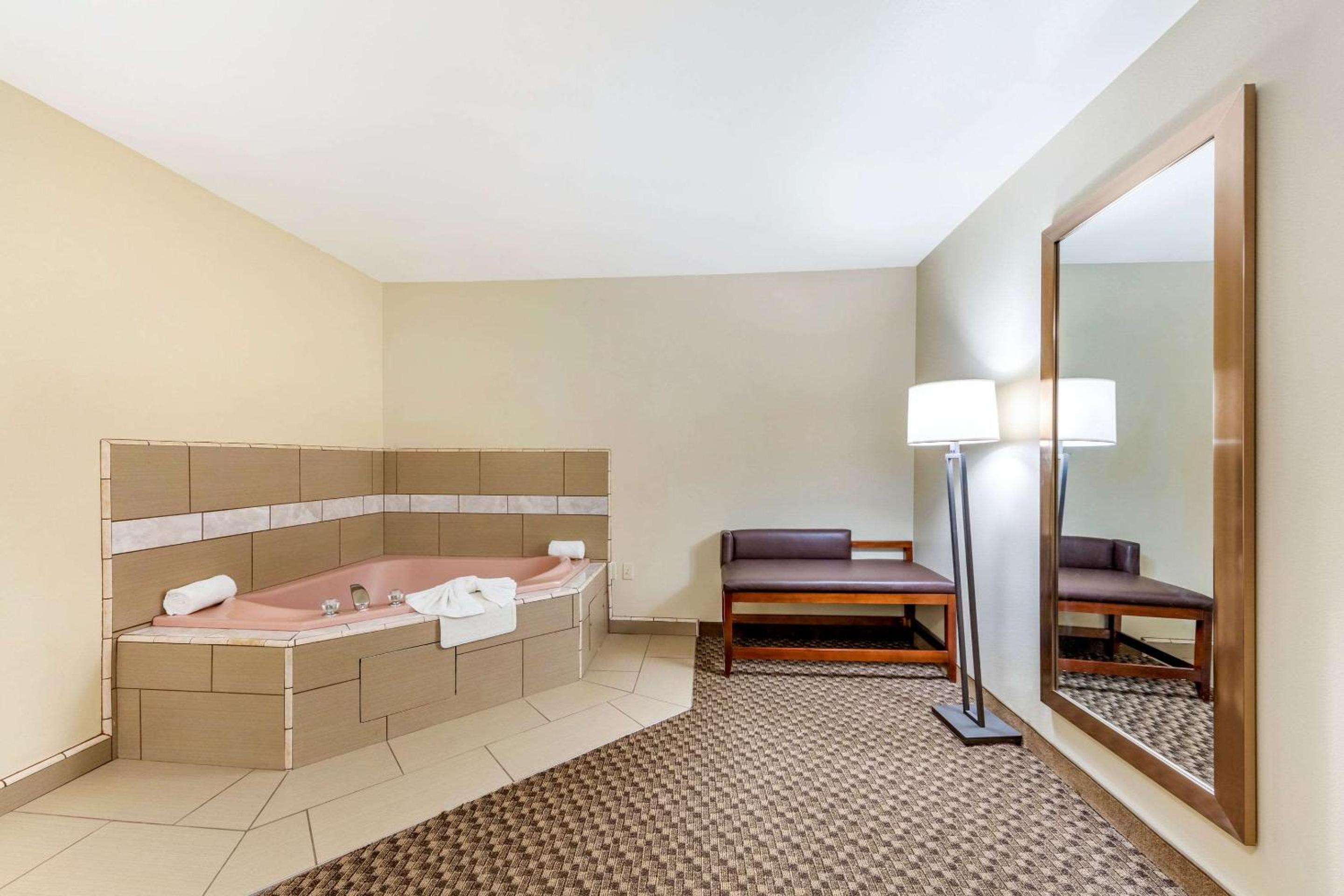Queen Suite with Spa Bath - Photo 3