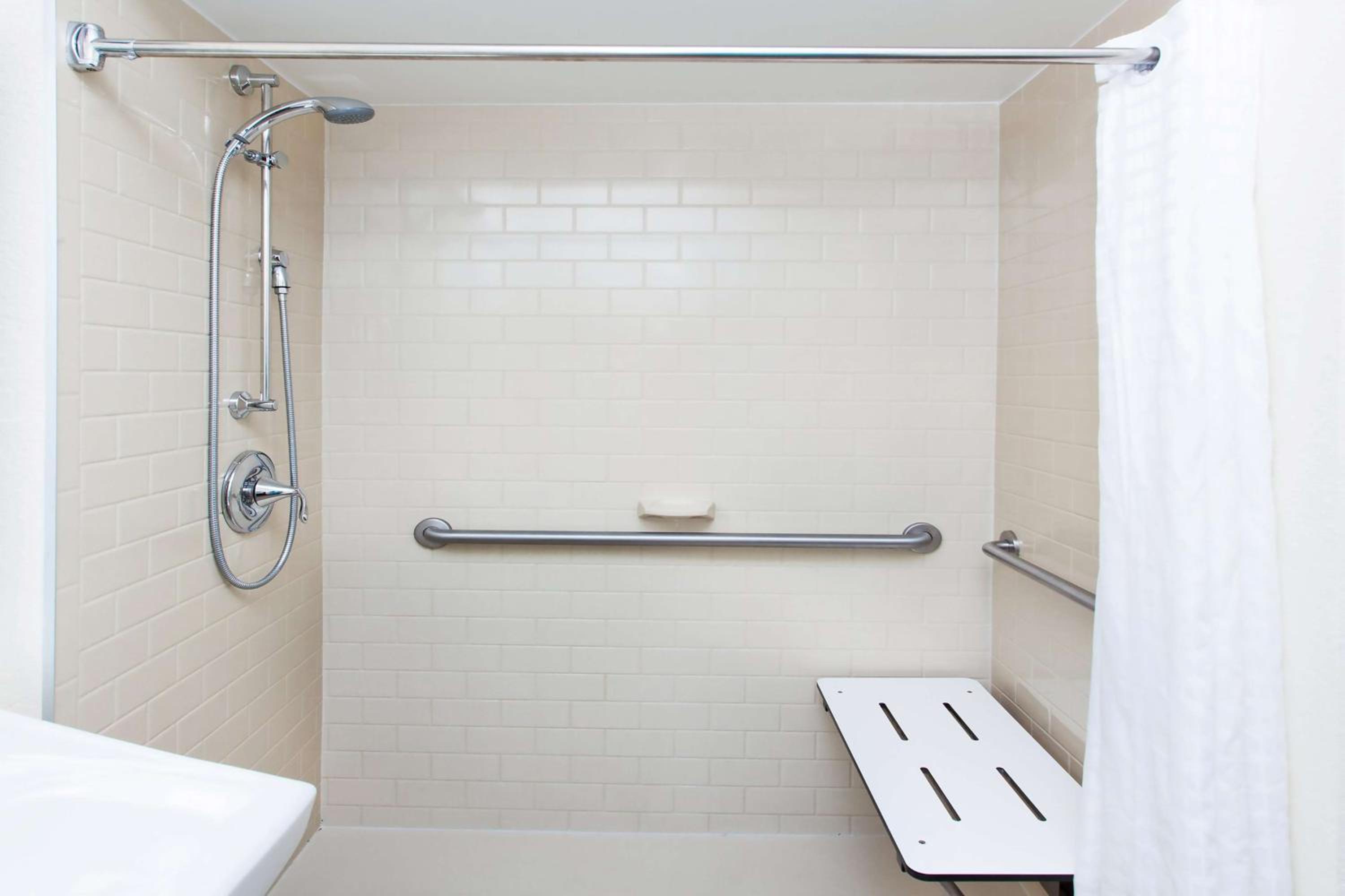 One-Bedroom Suite - Photo 6