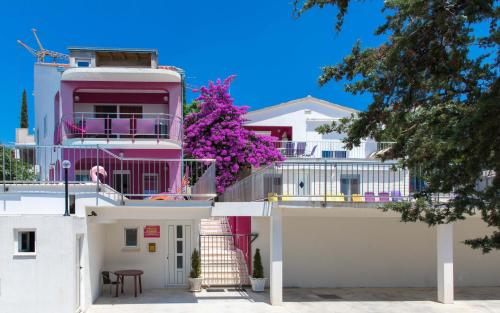 One-Bedroom Apartment with Pool View photo 1