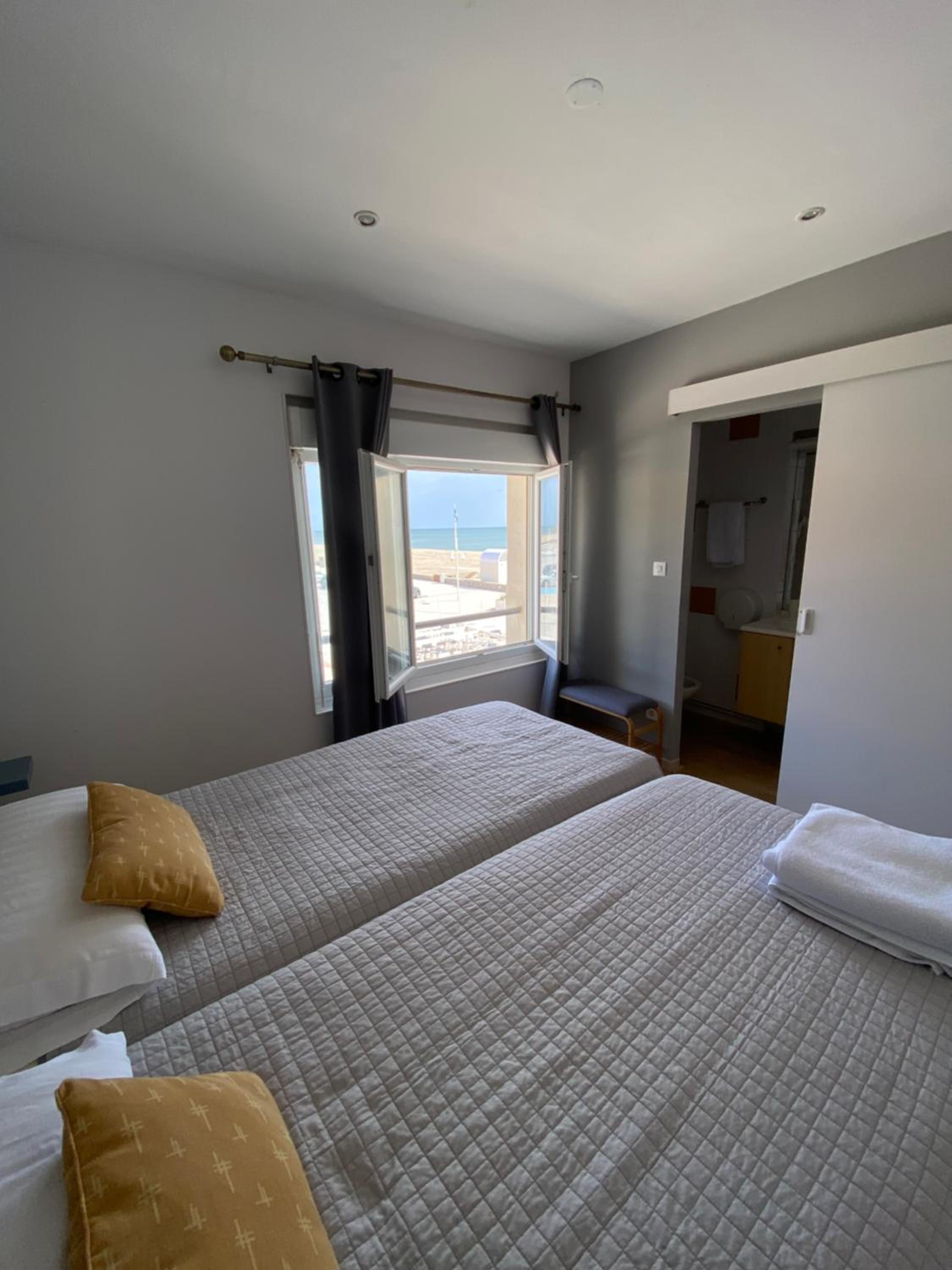 Double or Twin Room with Side Sea View - Photo 1