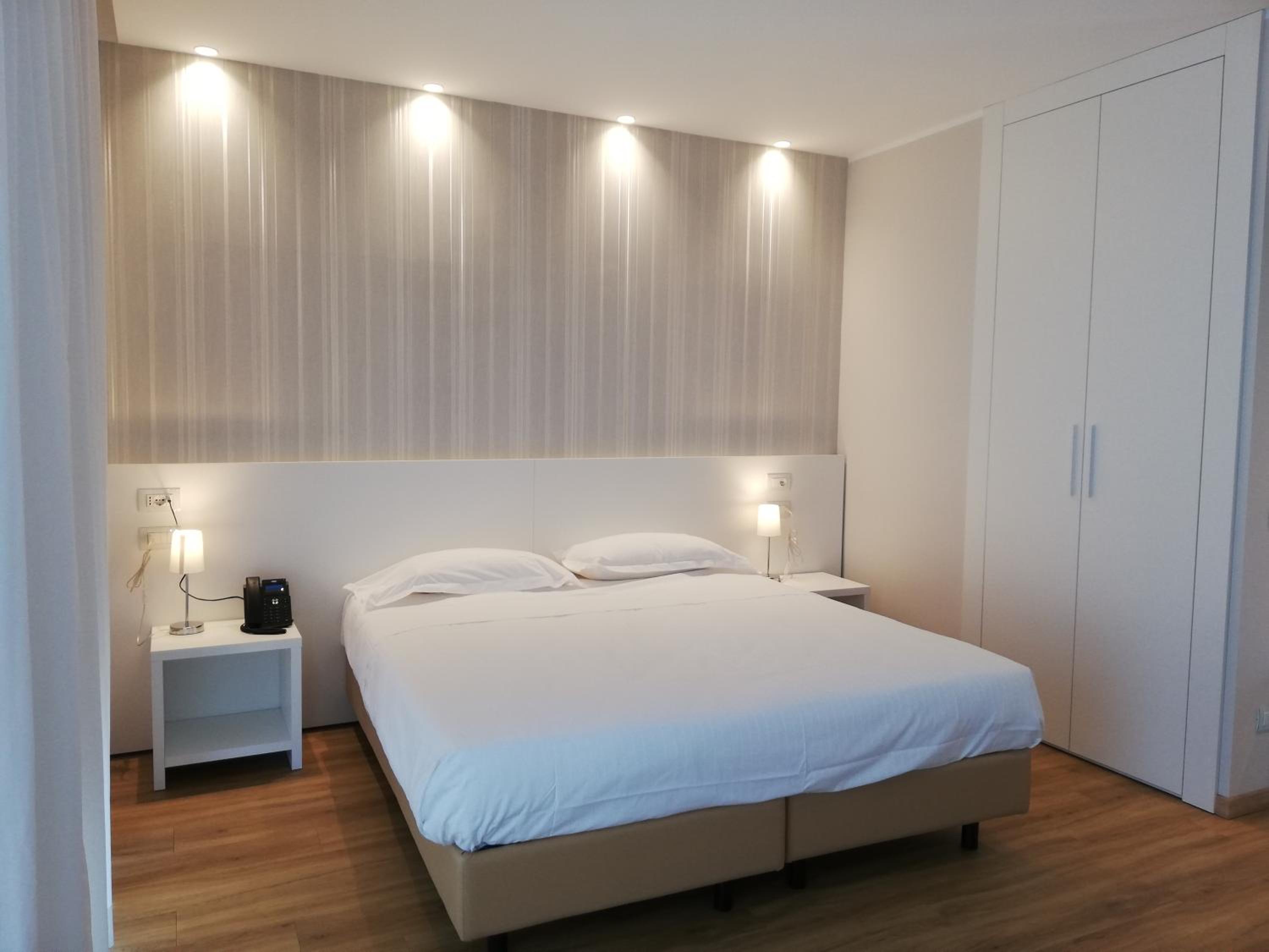 Standard Double or Twin Room - Photo 10