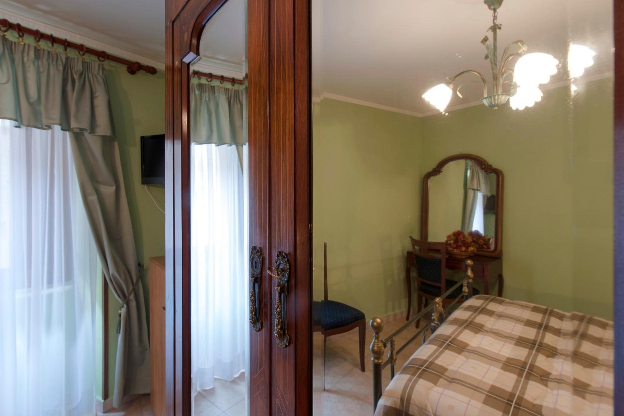 Double Room with Private External Bathroom - Photo 5