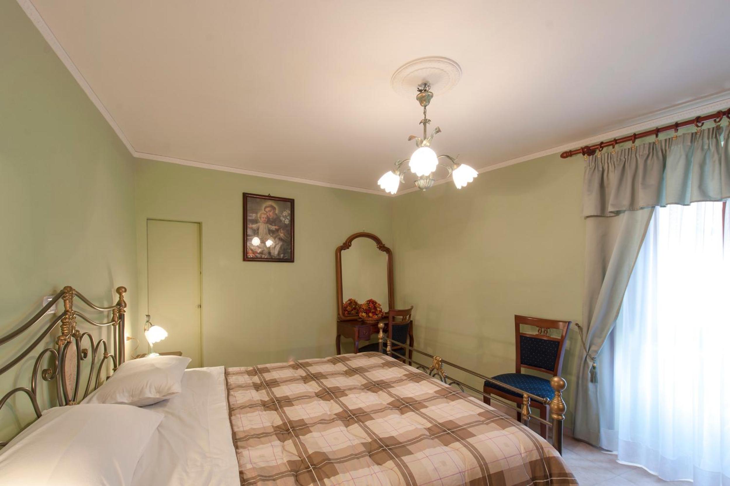 Double Room with Private External Bathroom - Photo 6