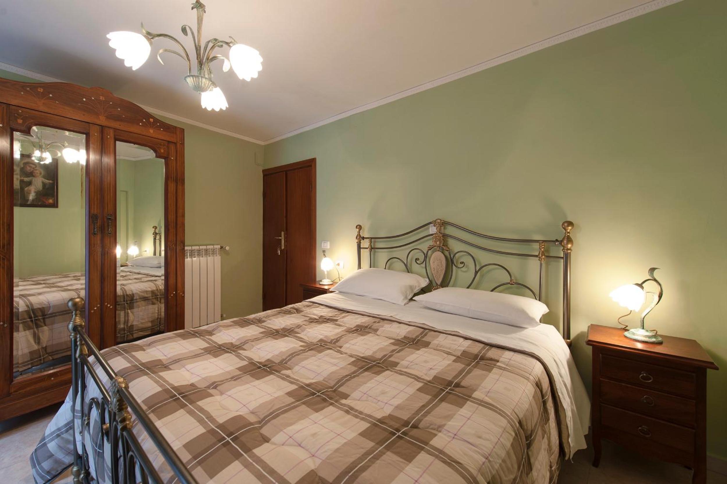 Double Room with Private External Bathroom - Photo 3