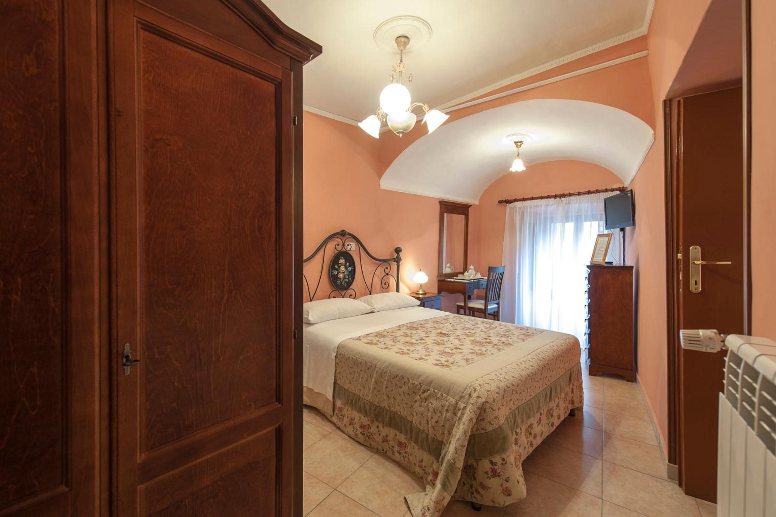 Quadruple Room with Balcony - Photo 10